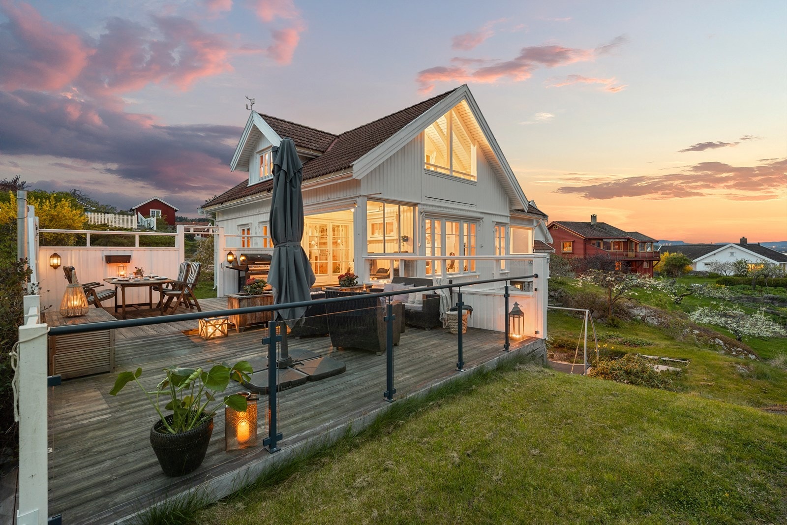 Terrassen gir direkte adkomst til hagearealet, som består av en kombinasjon av opparbeidet hage og naturtomt. Galleribilde