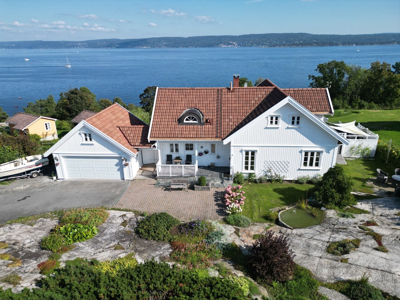 Fra eiendommen er det kort gangavstand til sjøen, med adkomst via sti som er en del Sameiet Hagan . Galleribilde