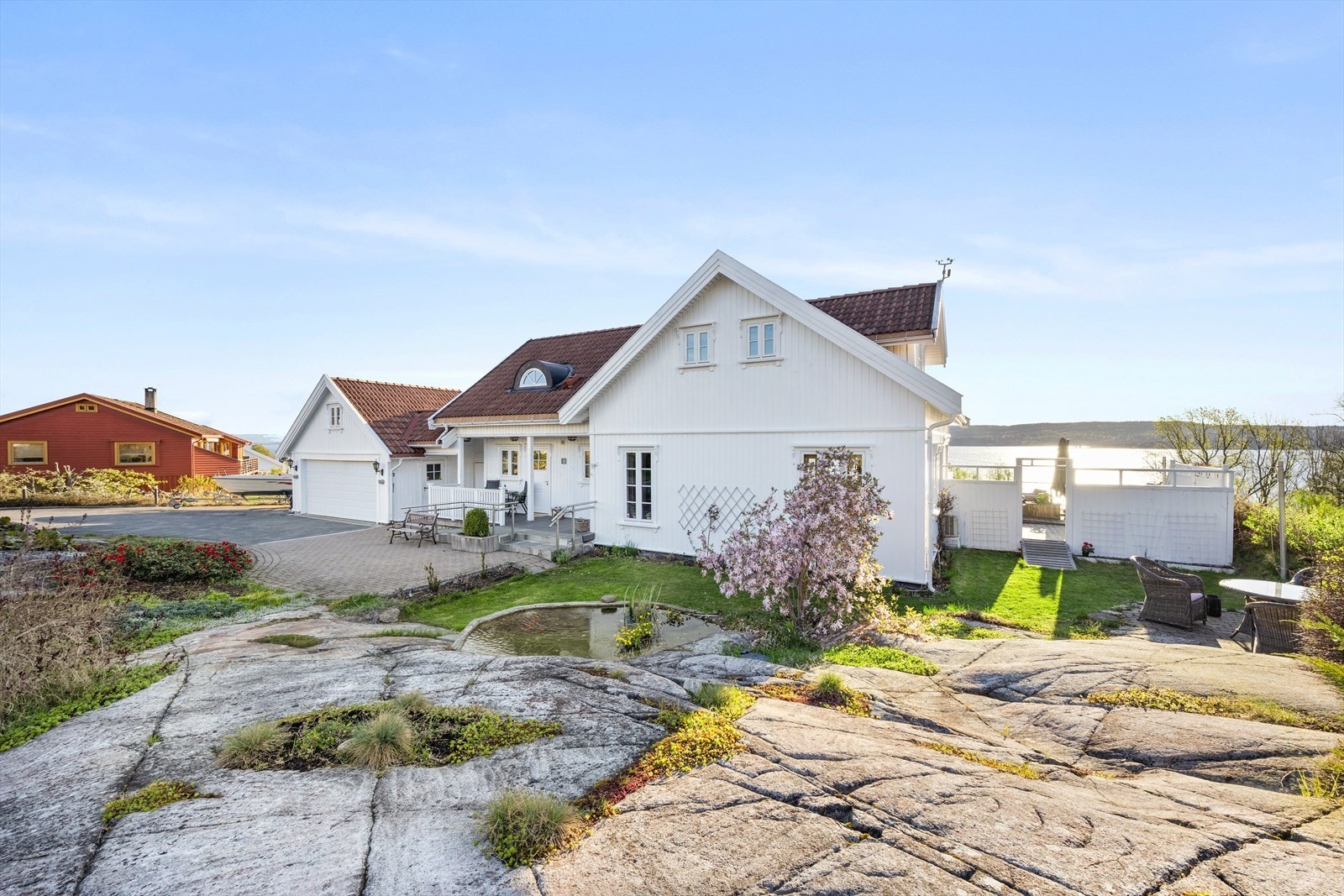 Inngangspartiet er overbygd og har plass til en sittegruppe, noe som gir en lun og innbydende entré. Galleribilde