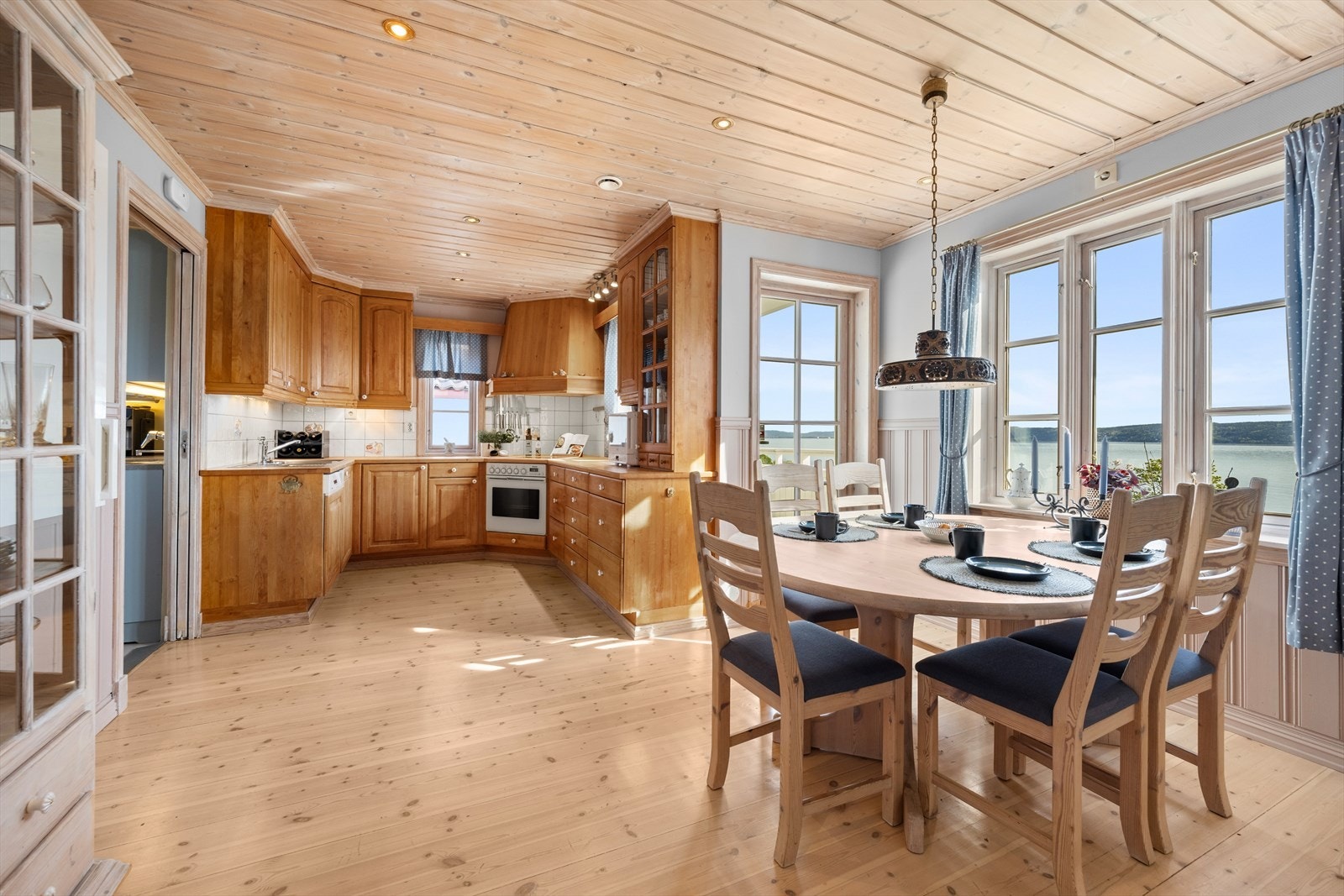 Spiseplassen er romslig med plass til et større spisebord og fungerer som en naturlig forlengelse av kjøkkenet. Galleribilde