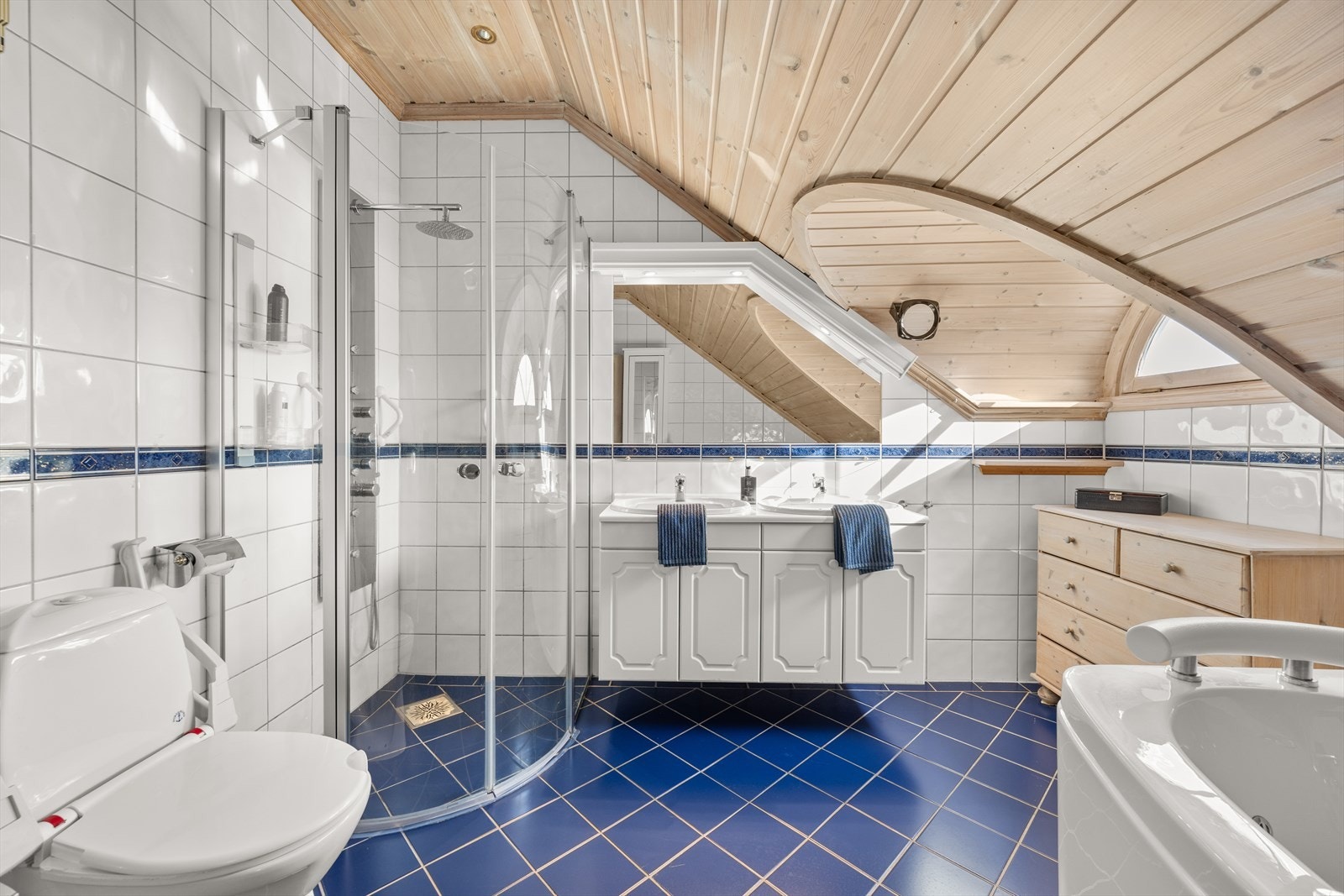 Boligen har to bad og separat vaskerom og toalettrom. Galleribilde