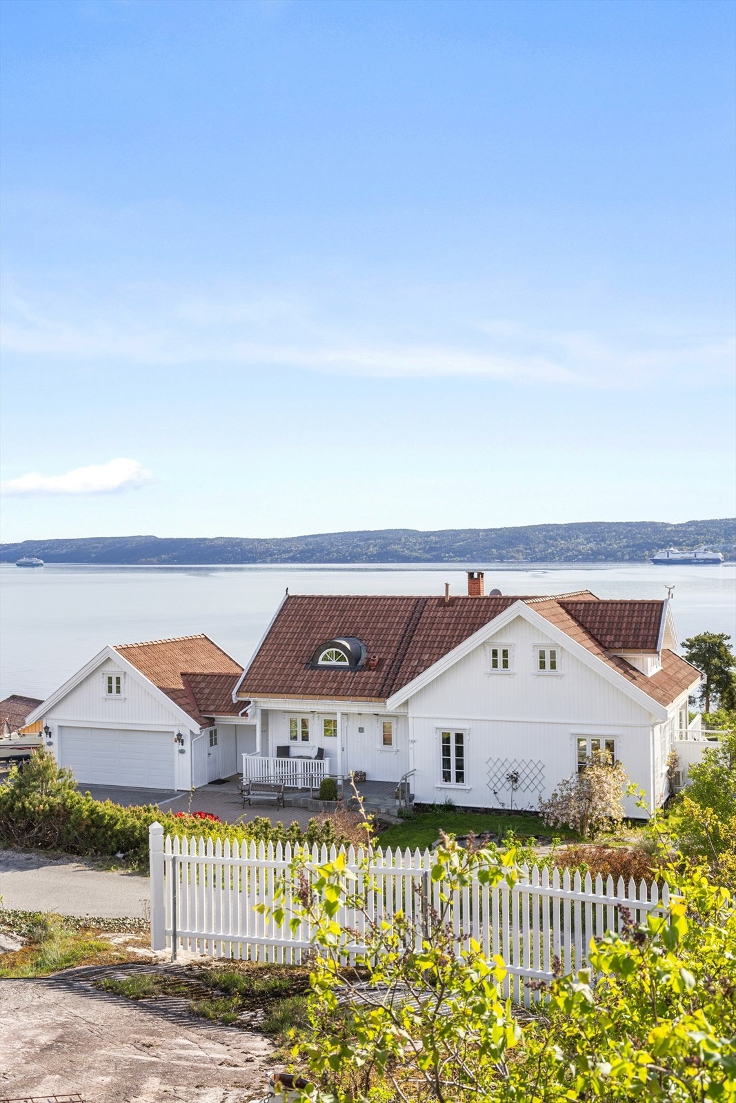 Eiendommen ligger på Nærsnestangen i Asker kommune, et område kjent for sin fjordnære beliggenhet. Galleribilde