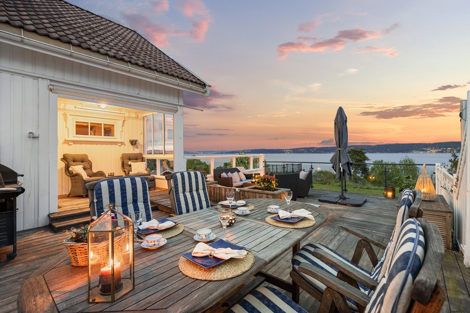 Eiendommen har flere uteplasser, blant annet terrasse med utgang fra stuen i 1. etasje. Galleribilde