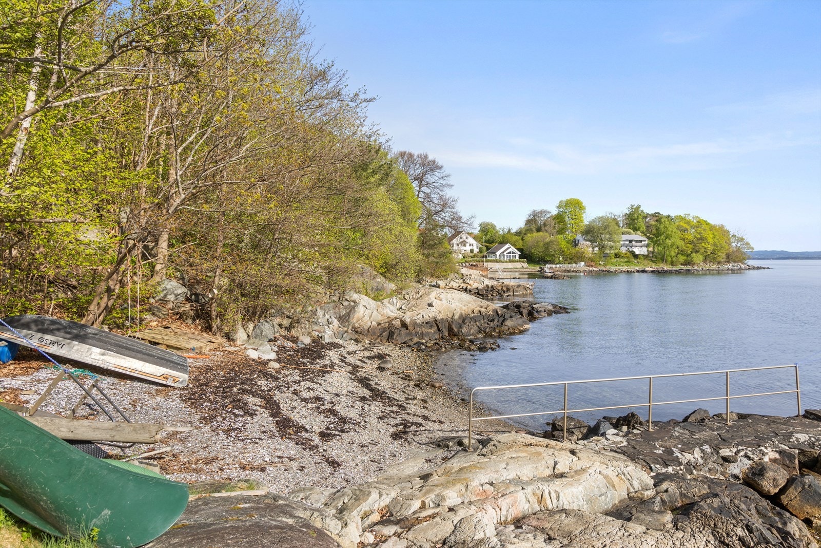 Privat friområde med ca. 120 meter strandlinje og badebrygge. Galleribilde