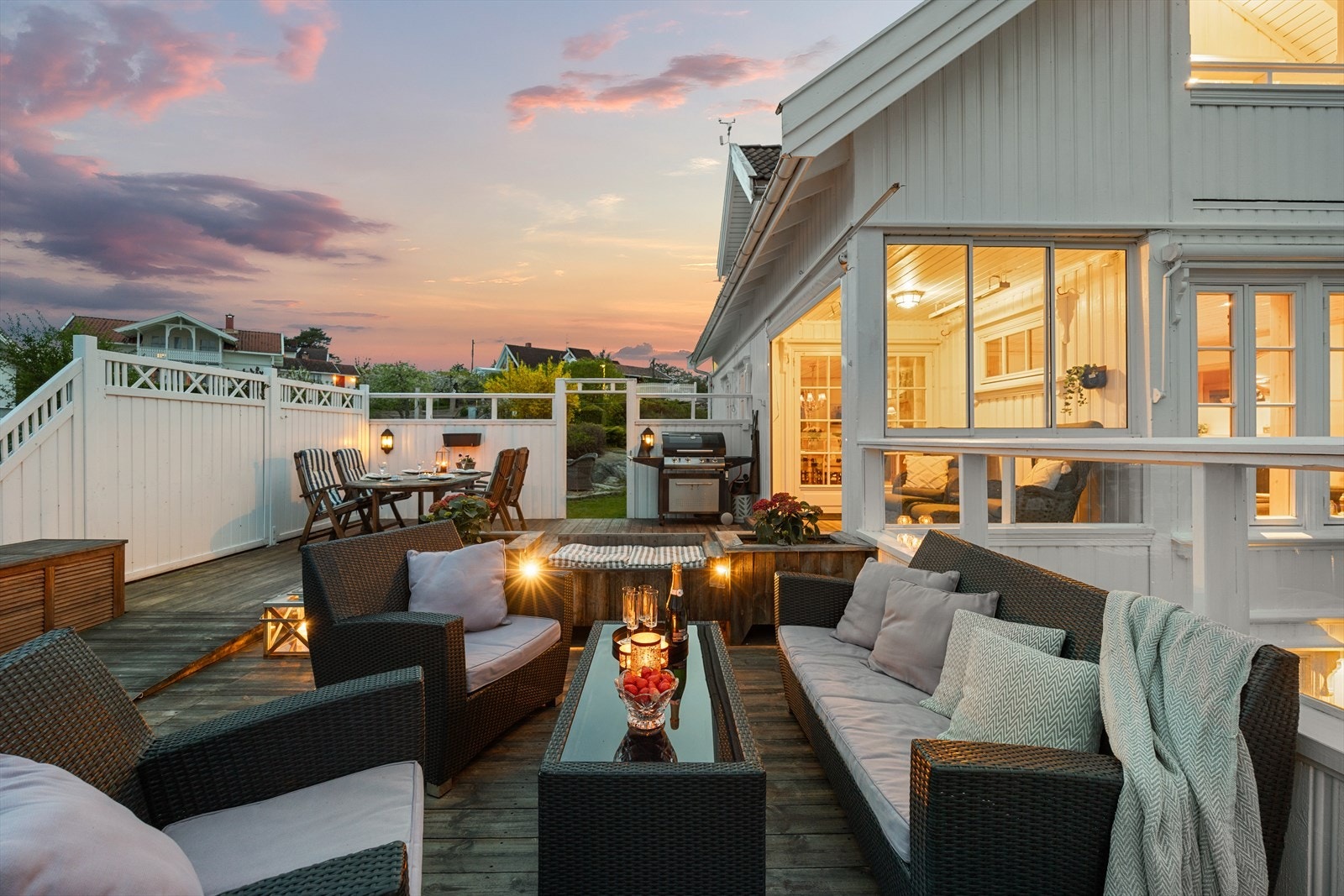 Skjermet uteområde med god flyt mellom inne- og uterom. Galleribilde