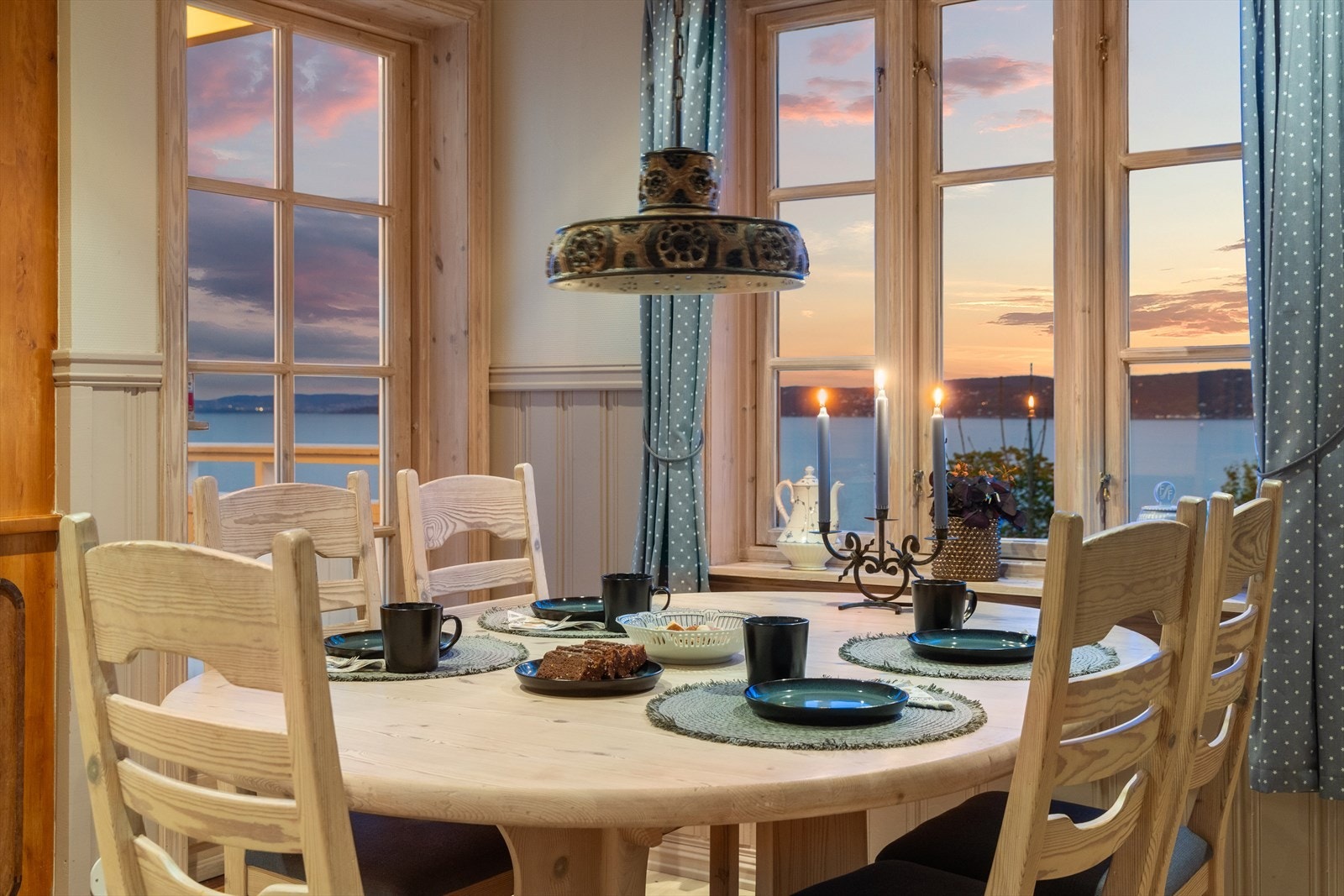 Boligen er arkitekttegnet med en planløsning som tar høyde for utsikten - alle oppholdsrom har vinduer mot Oslofjorden. Galleribilde