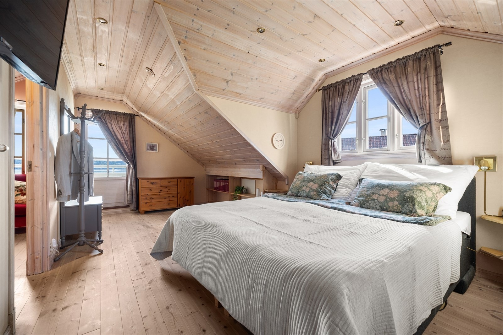 Hovedsoverommet er romslig og har utgang til en østvendt veranda på ca. 10 kvm. Galleribilde