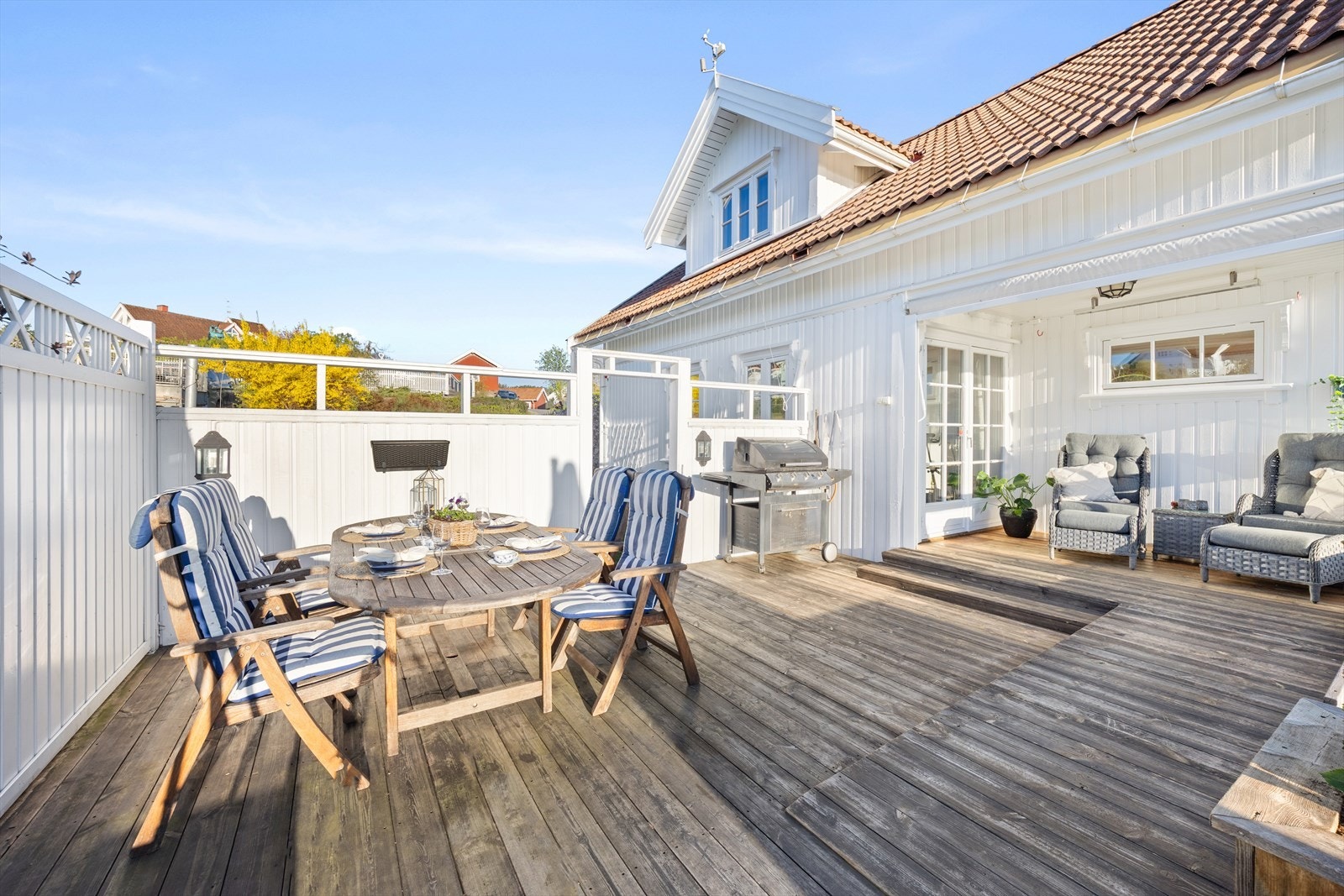 Terrassen er bygget i forskjellige nivåer med gode innredningsmuligheter. Galleribilde