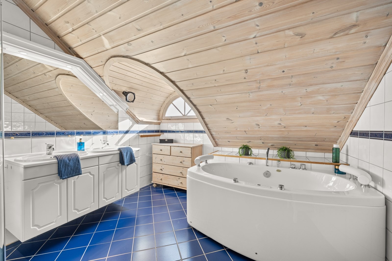 Badet i 2. etasje har flislagte gulv og vegger. Galleribilde