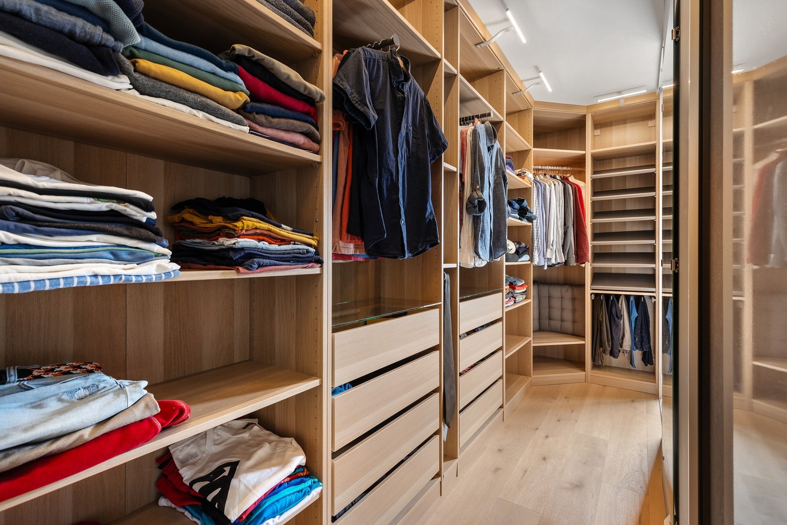 Godt med lagringsplass i walk-in garderobe Galleribilde