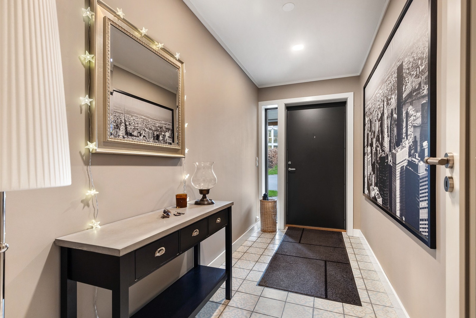 Entré med flislagt gulv og downlights i tak Galleribilde