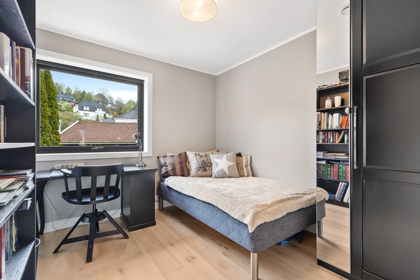 Soverom 2 med parkett på gulv og garderobeskap Galleribilde