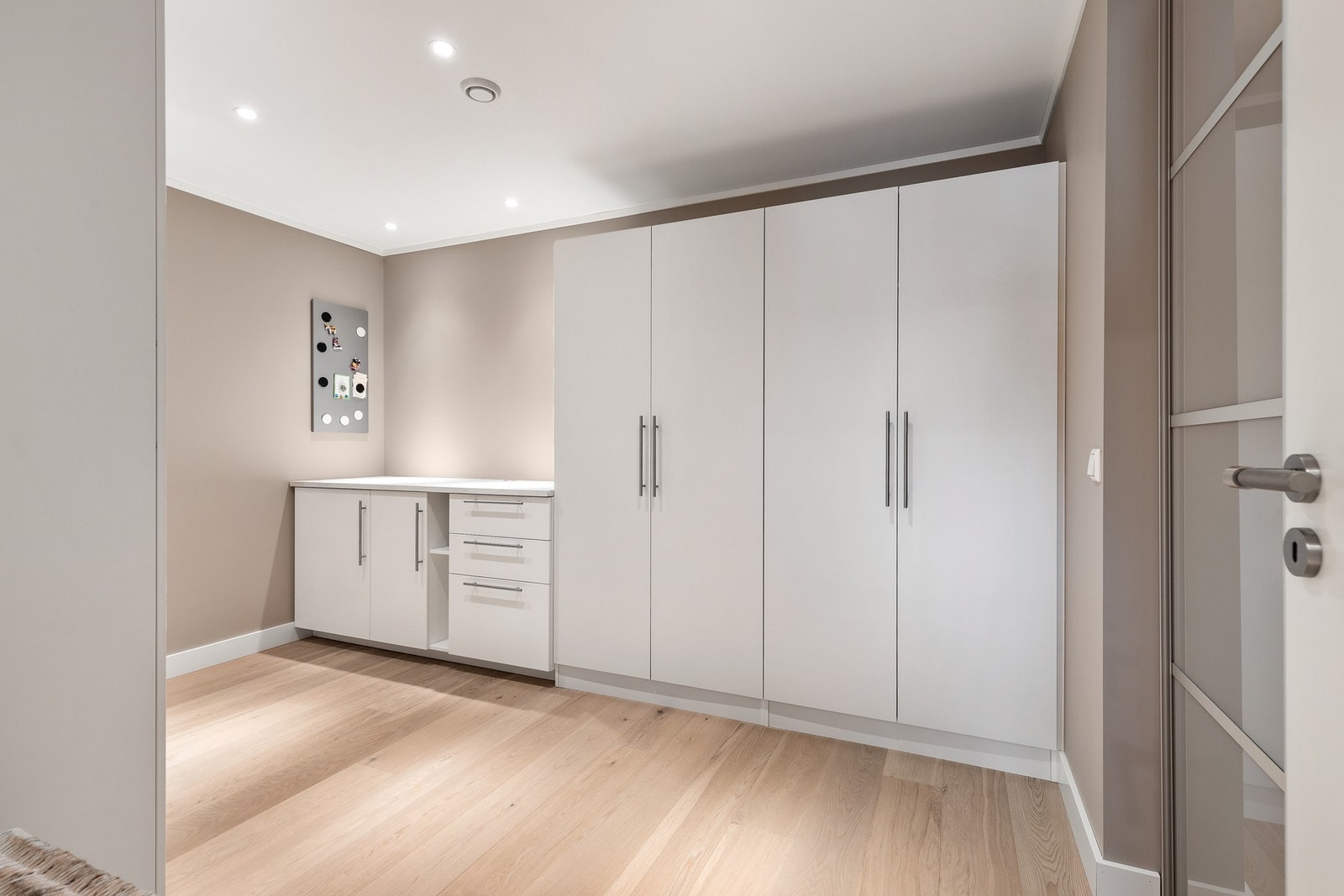 Separat og romslig vaskerom med gode lagringsmuligheter Galleribilde