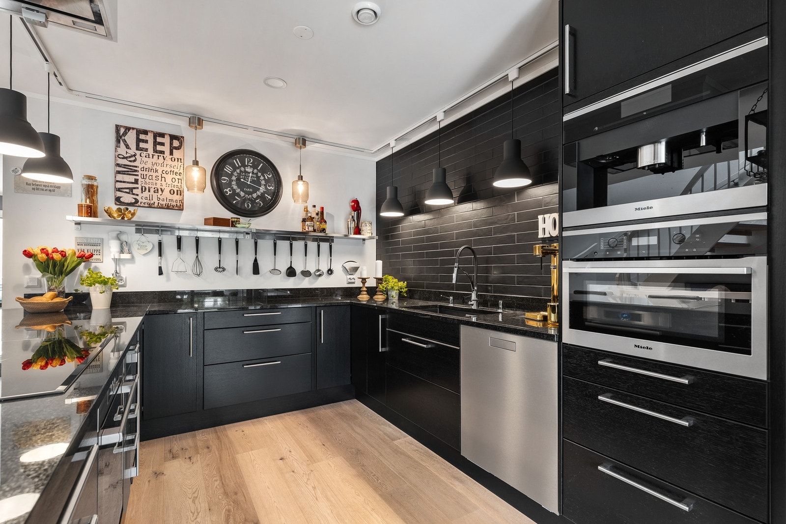 Kjøkkenet har integrert komfyr, vinskap, micro, kaffemaskin, induksjonstopp og oppvaskmaskin Galleribilde