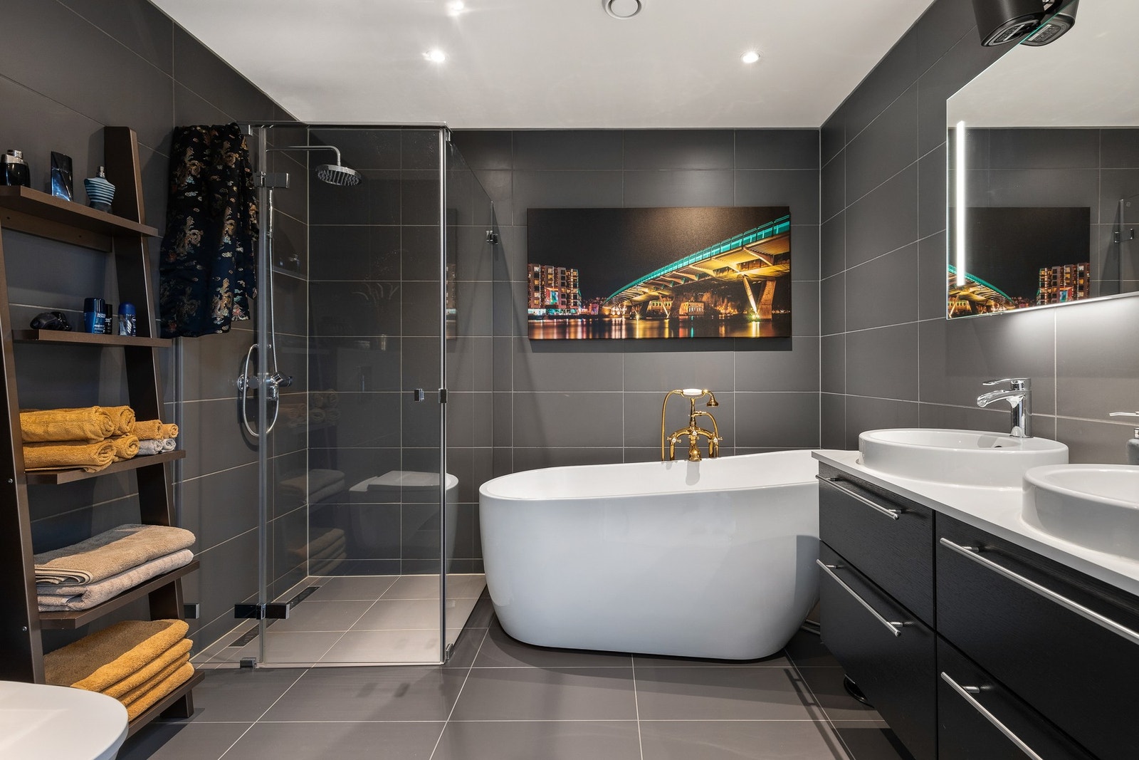 Flislagt bad med gulvvarme og downlights i tak. Galleribilde