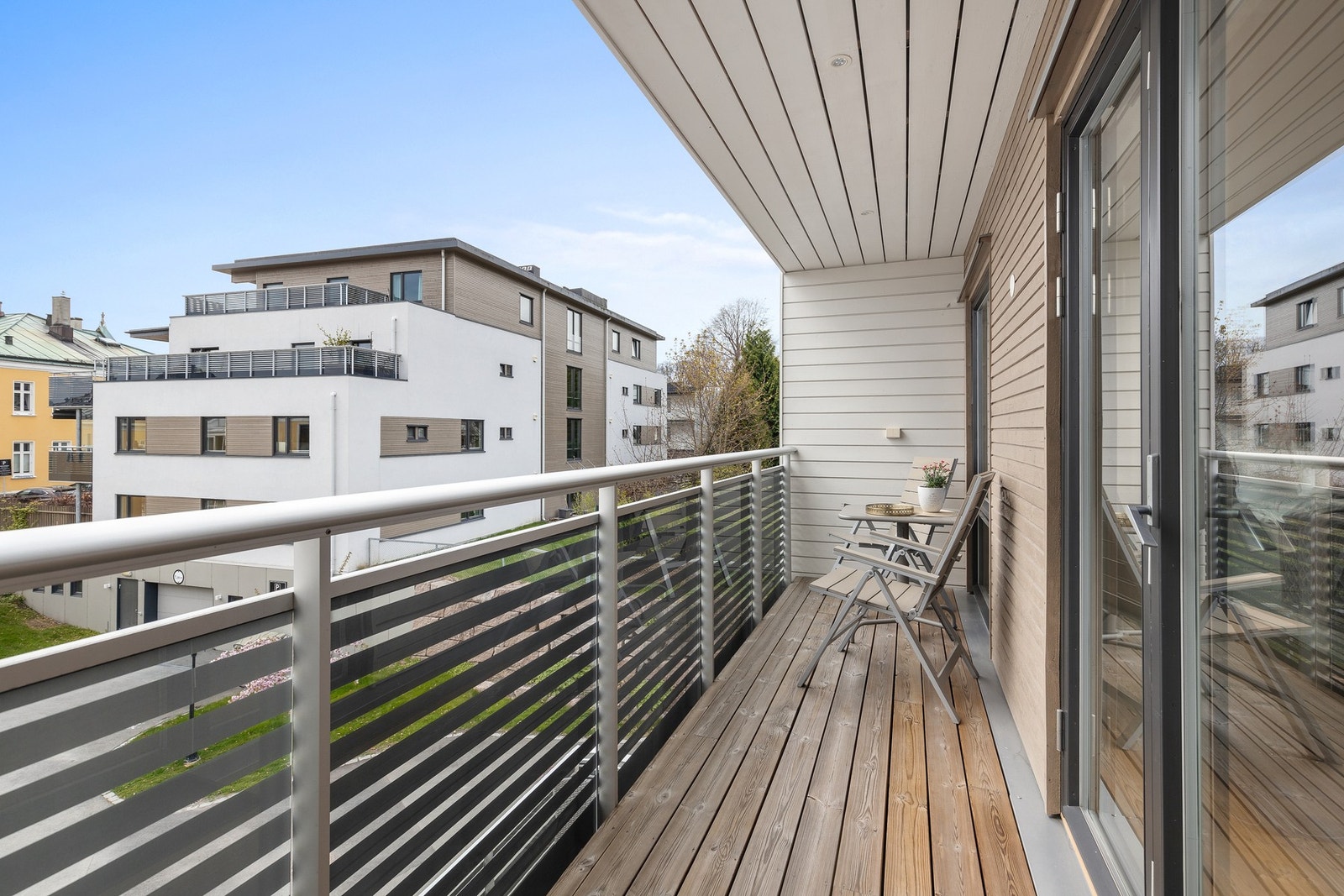 Her kan en nye morgensolen med en kaffekopp Galleribilde