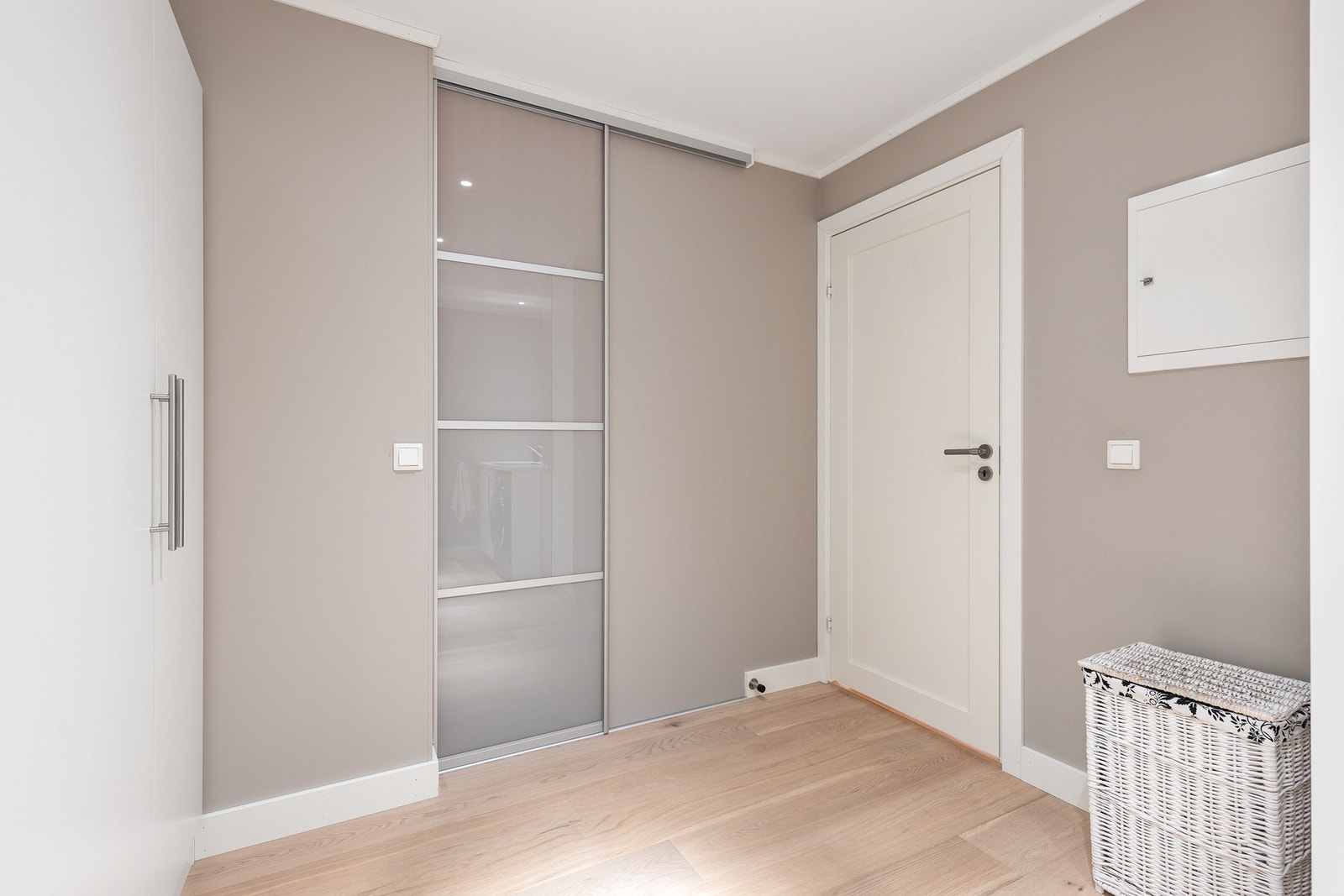 Rommet er videre tilknyttet en bod skjult bak en skyvedørsinnredning Galleribilde