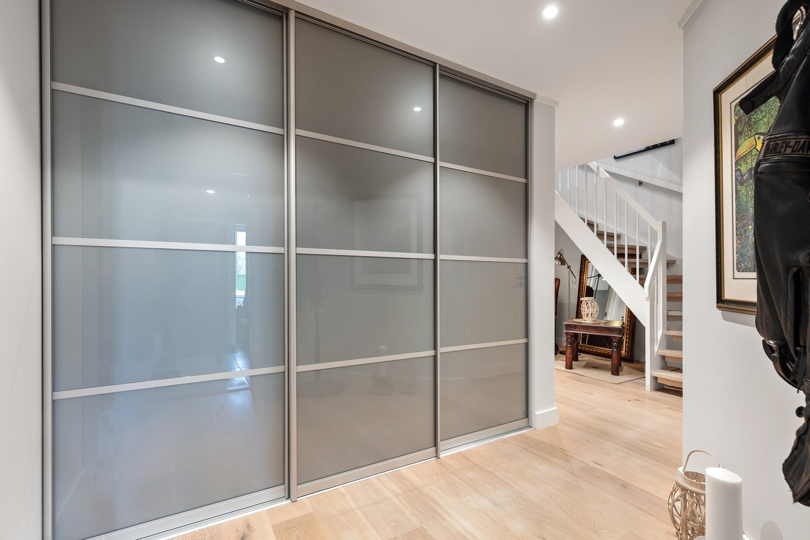 Romslig skyvedørsgarderobe med gode lagringsmuligheter Galleribilde