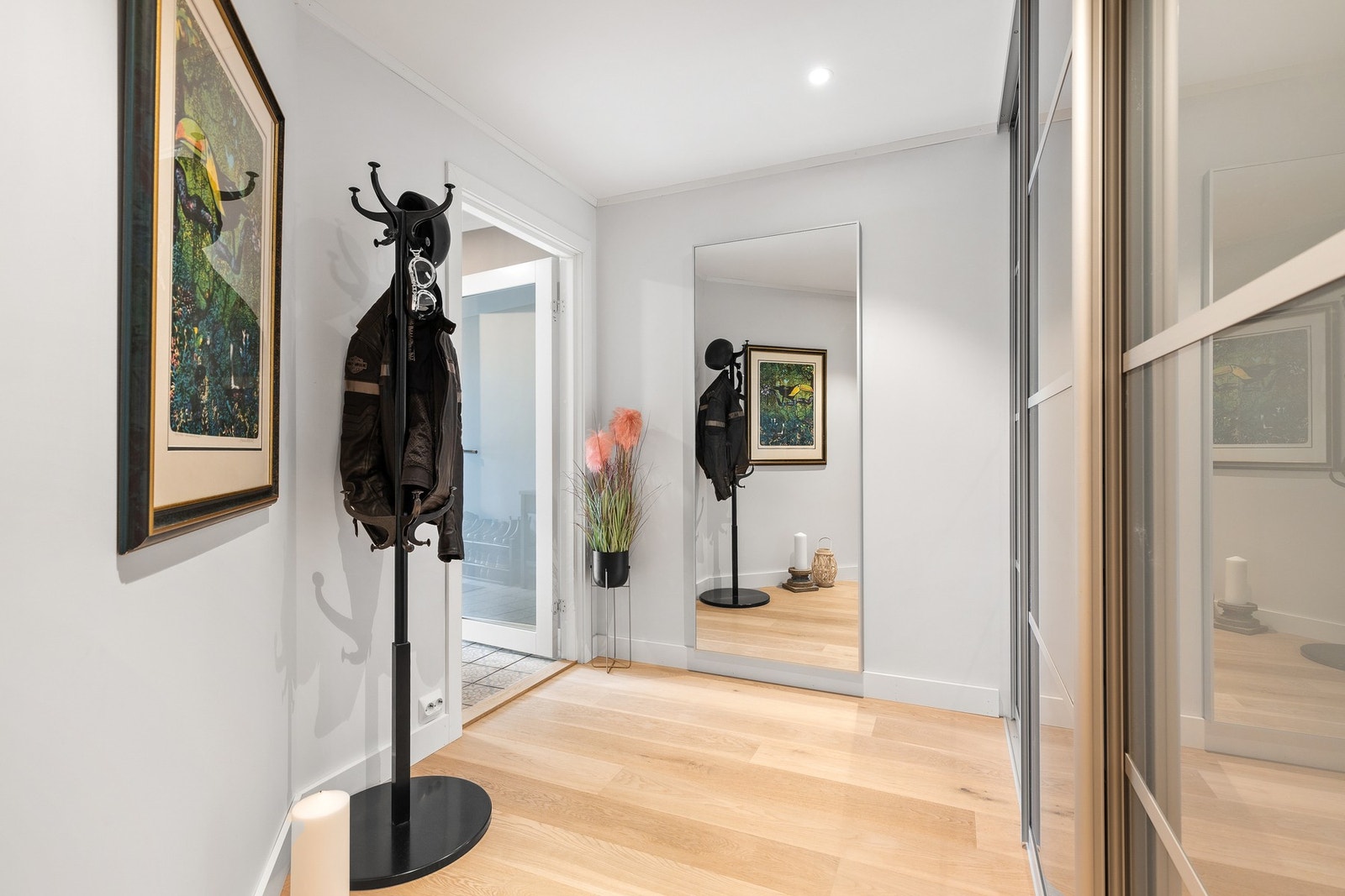 Det er dørcalling med video og døråpner i 2. og 3. etasje. Boligen har også dør med kodelås. Galleribilde