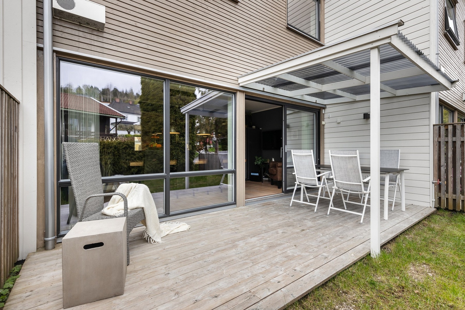 Platting med delvis takoverbygg Galleribilde