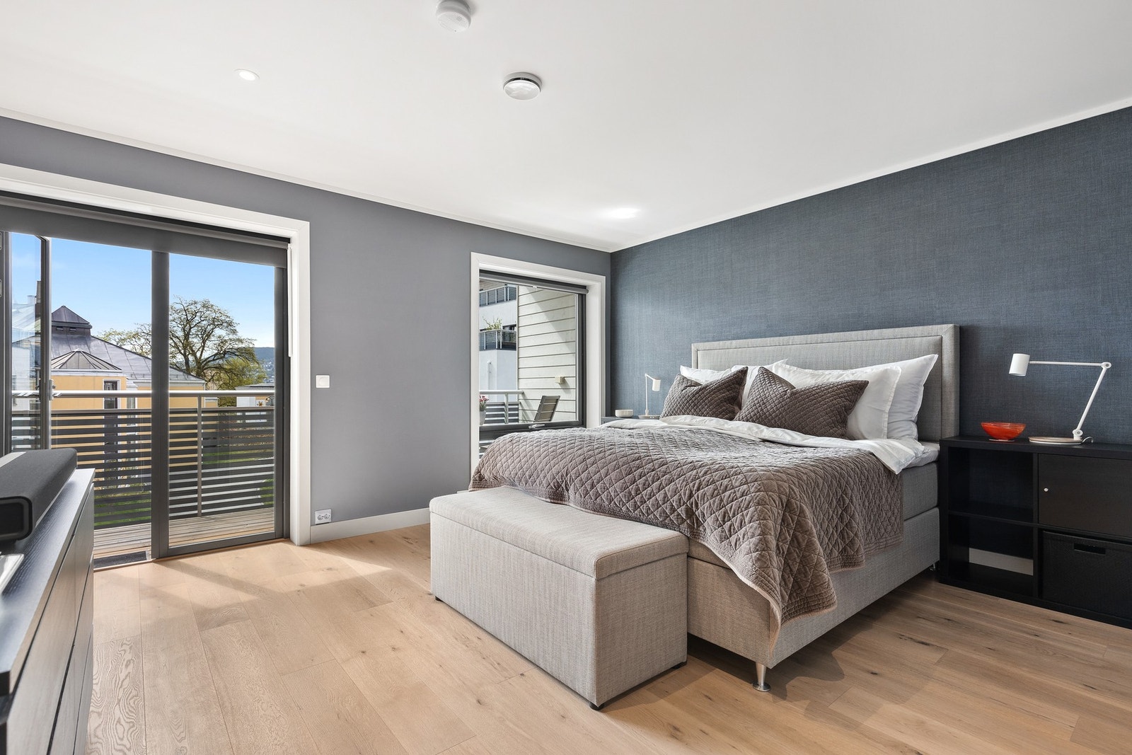 Hovedsoverom av god størrelse med 1-stavs parkett på gulv Galleribilde