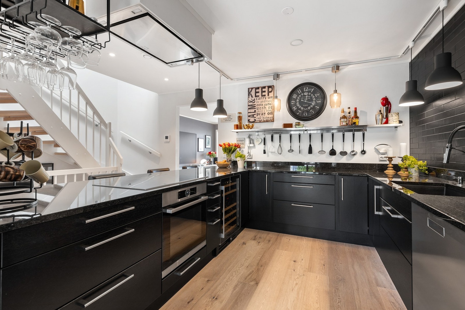 Godt med oppbevaringsplass i kjøkkenskap Galleribilde