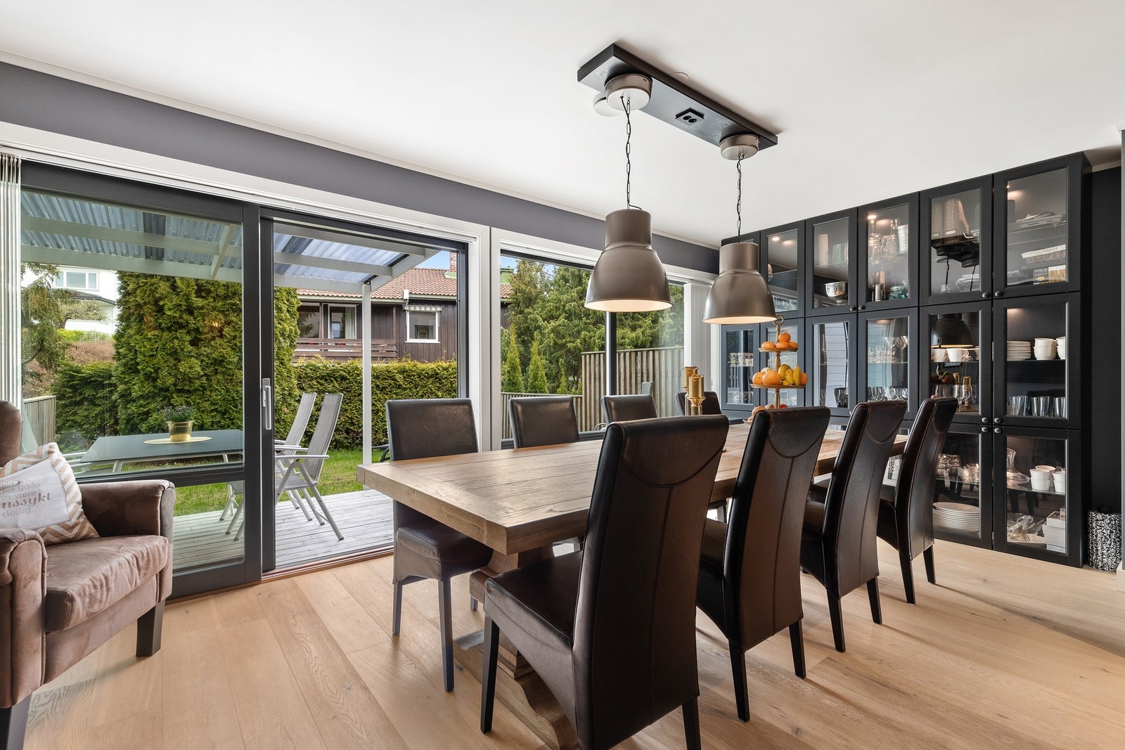 Spisestue med god plass til spisebord for å samle hele familien Galleribilde