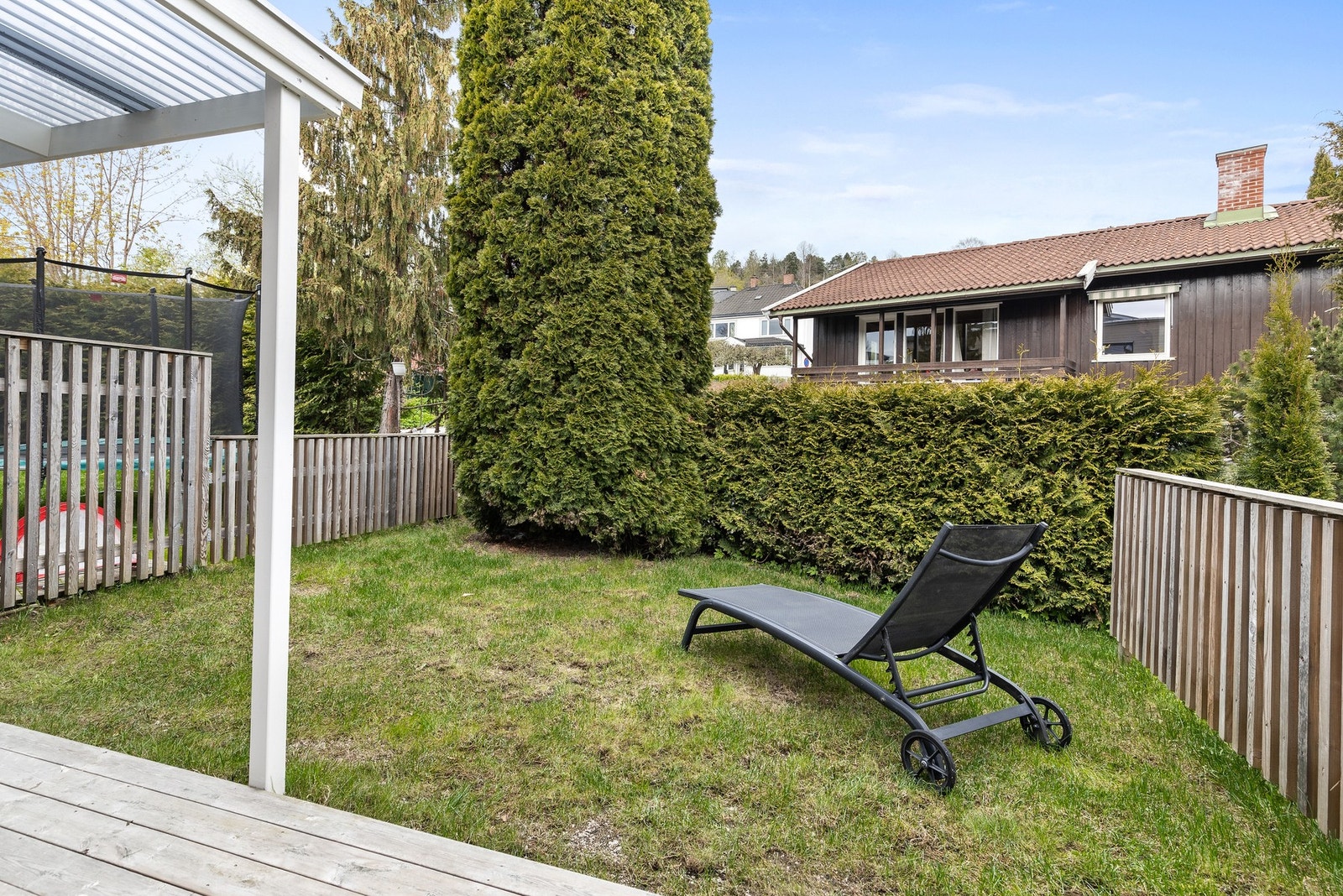 Hyggelig gressplen med lite innsyn Galleribilde