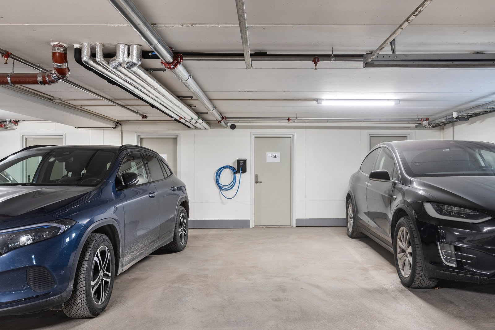 Tilhørende parkeringsplass med elbil lader Galleribilde