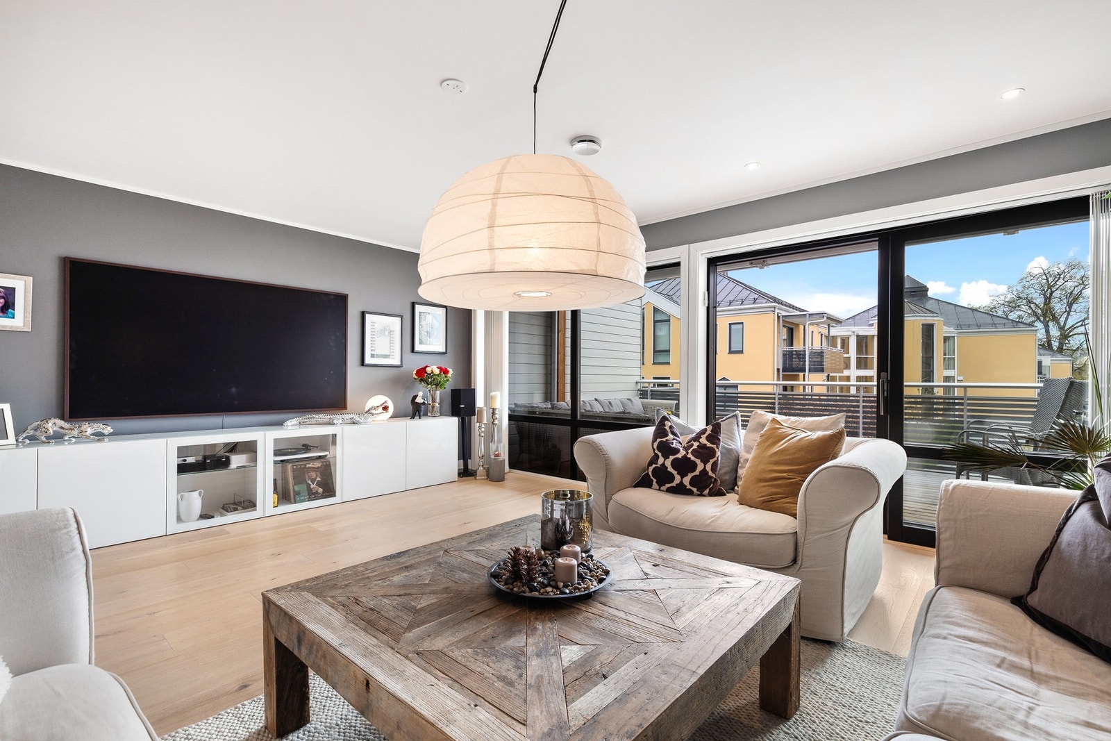 Stuen har store vinduer som gir en luftig romfølelse Galleribilde