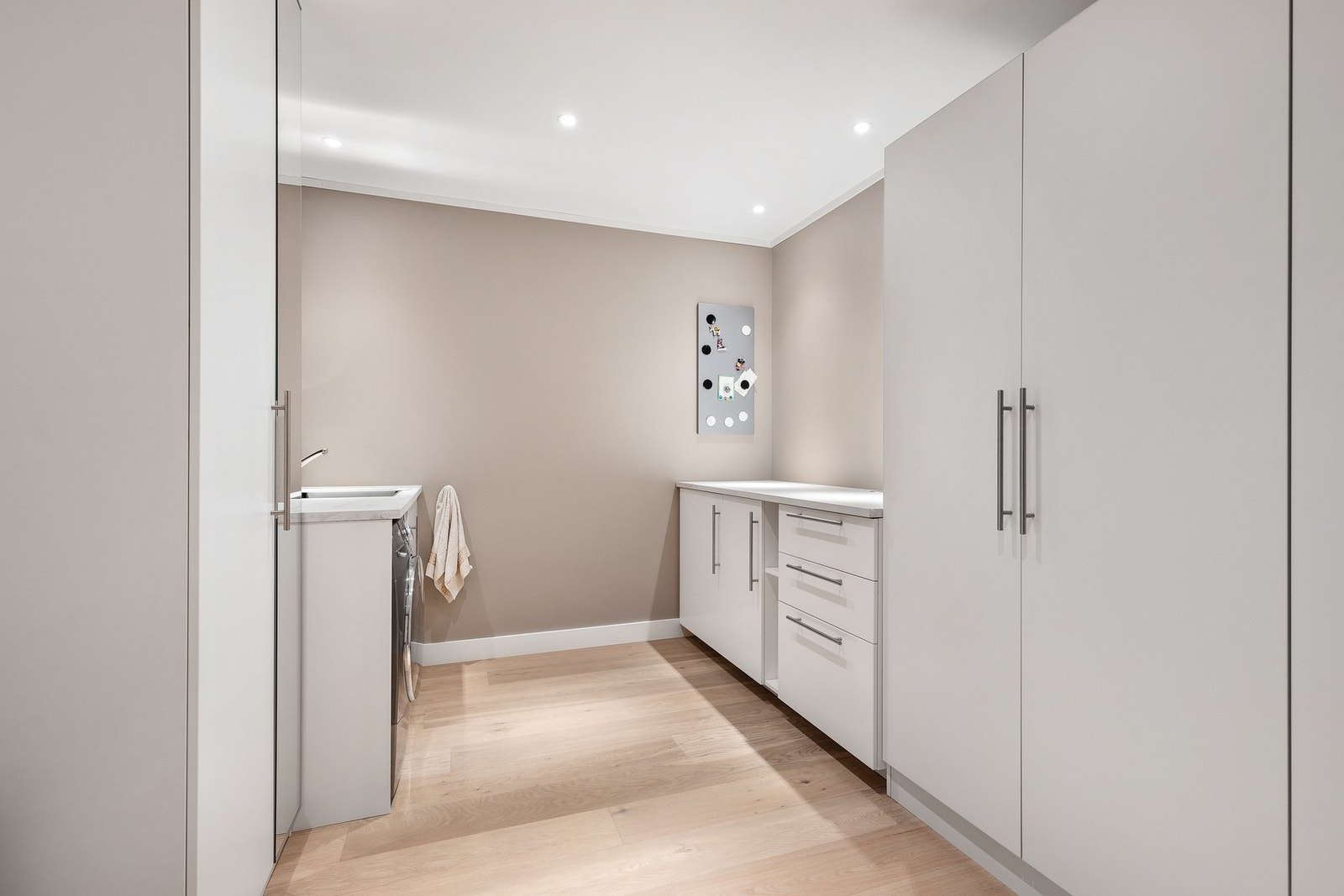 Rommet har downlights i tak og 1-stavs parkett på gulv Galleribilde