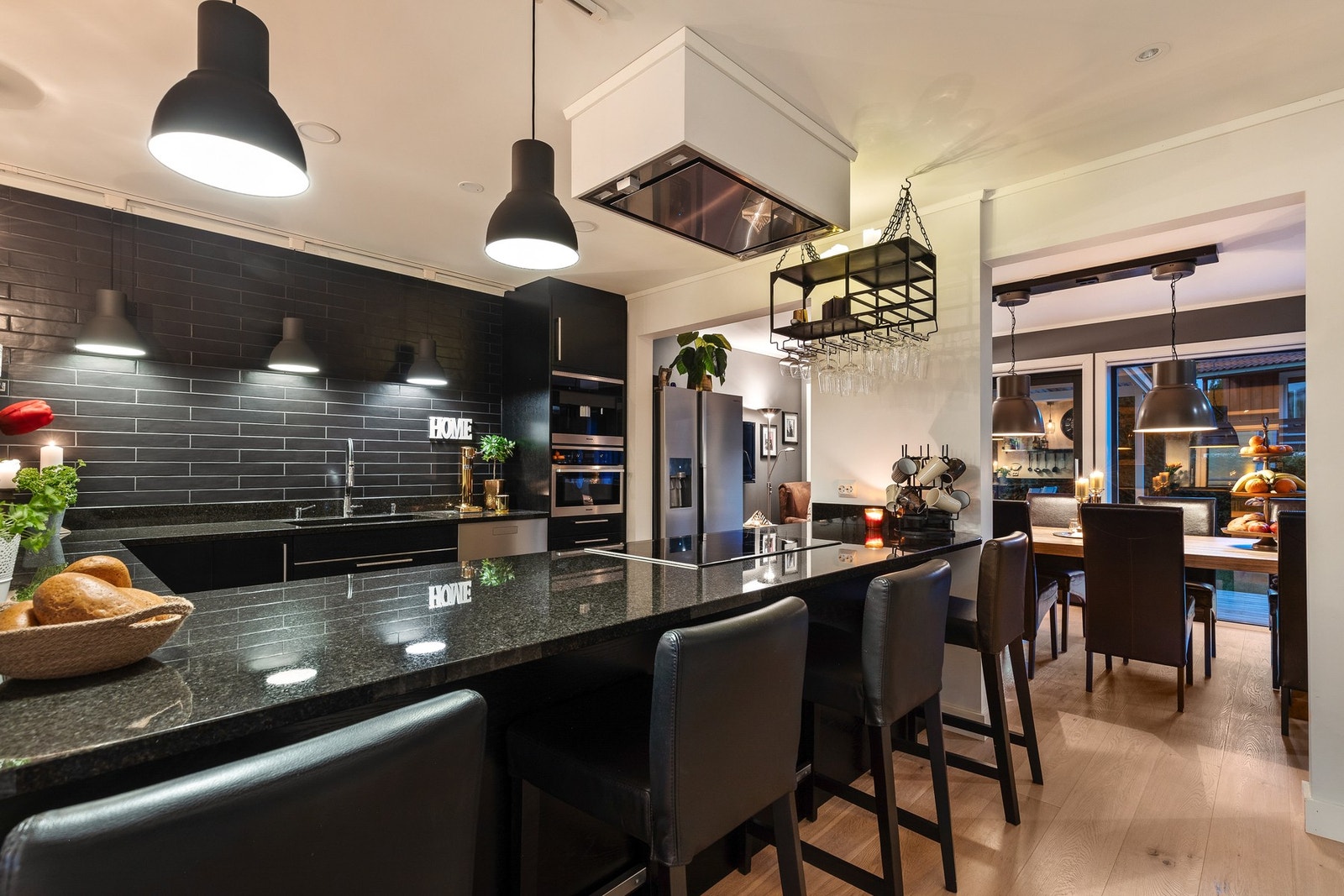 Romslig kjøkken med praktisk bar-løsning med sitteplasser Galleribilde