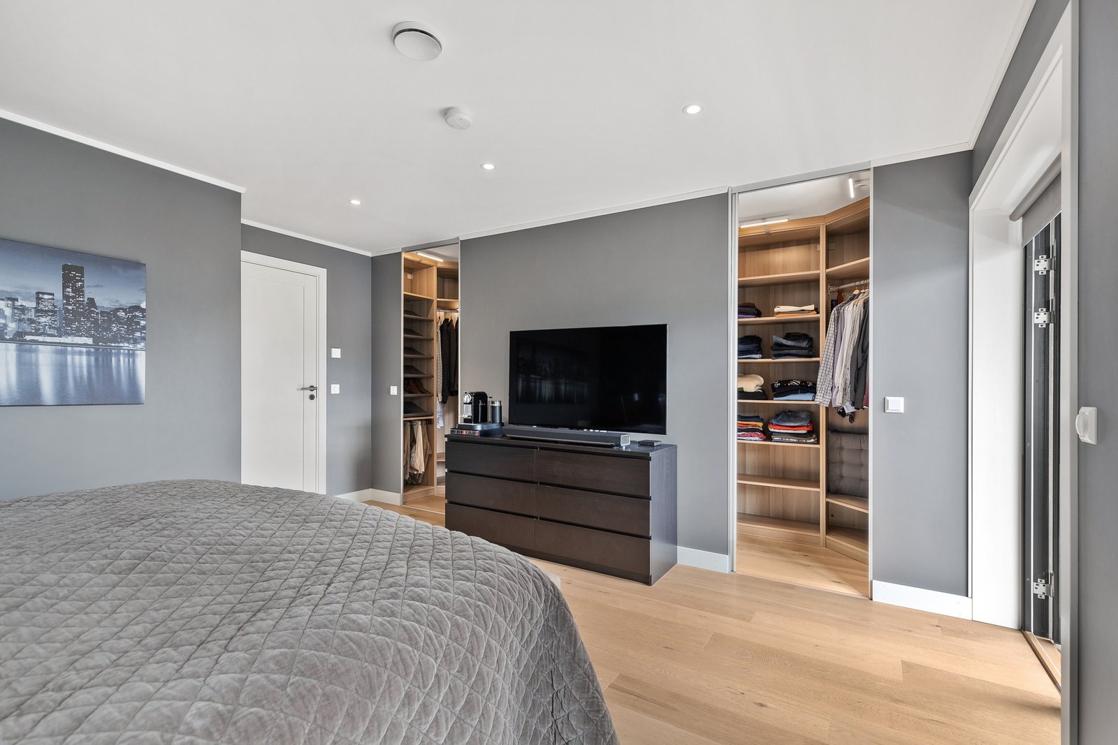 Rommet har en praktisk planløsning med walk-in garderobe Galleribilde