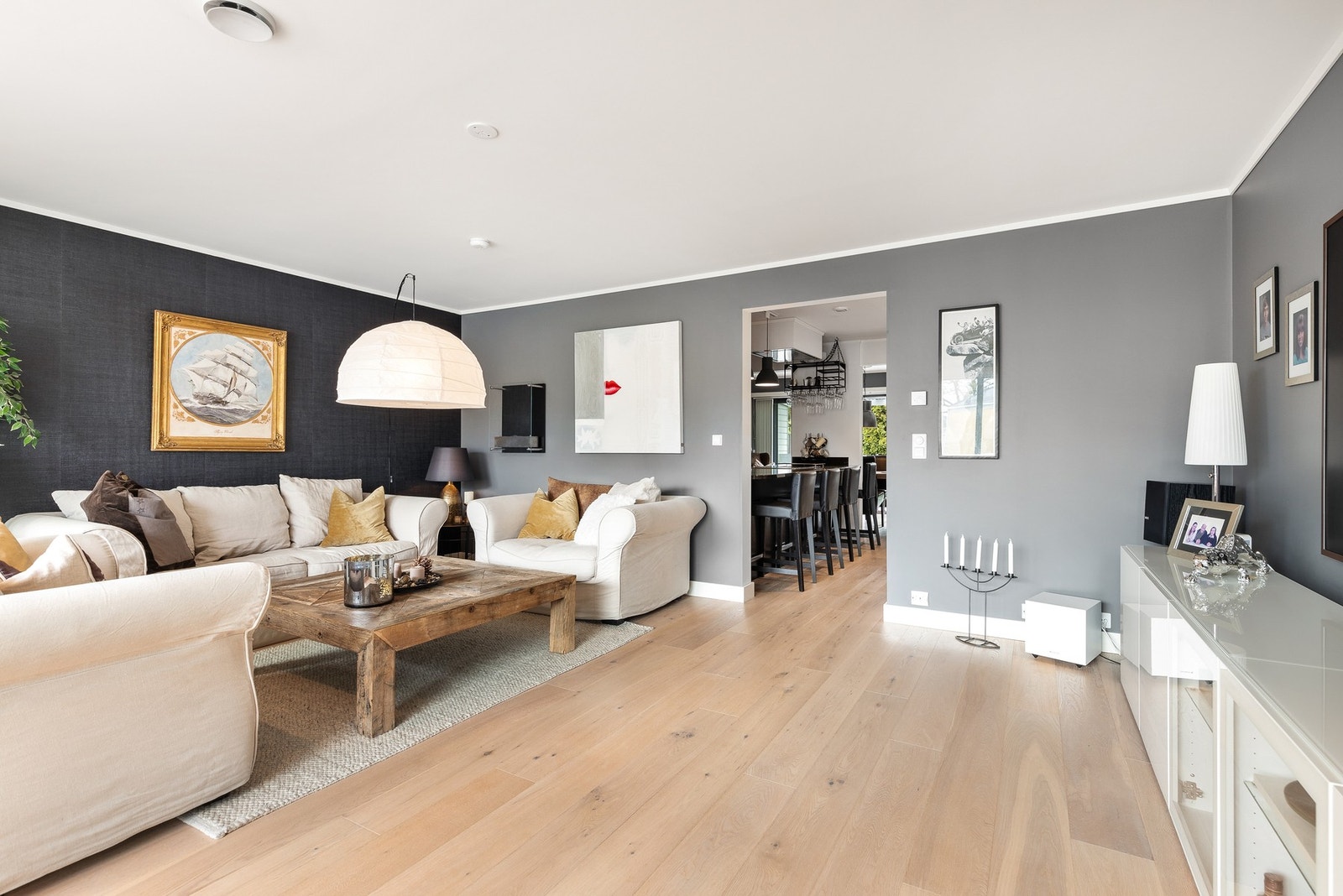 Det er god plass til både sofa, skap og TV benk Galleribilde