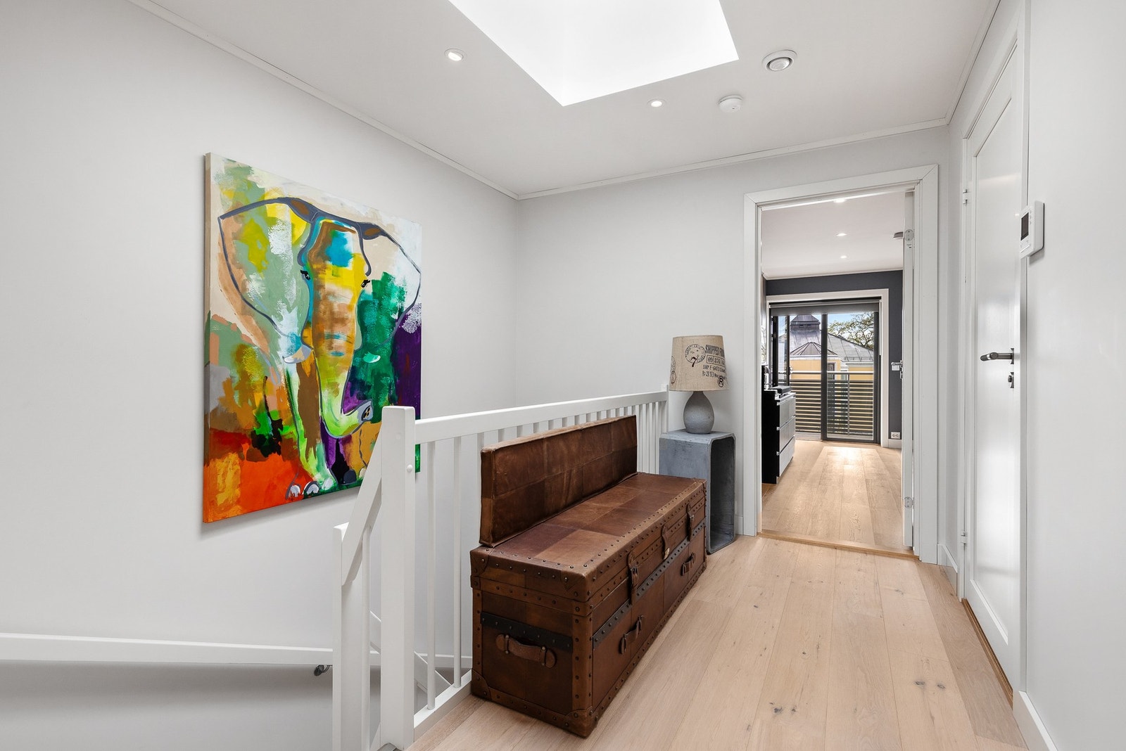 Gang i 2. etasje med lagringsmuligheter Galleribilde