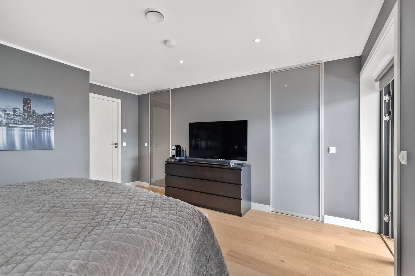 Garderoben kan skjules med praktiske skyvedører Galleribilde