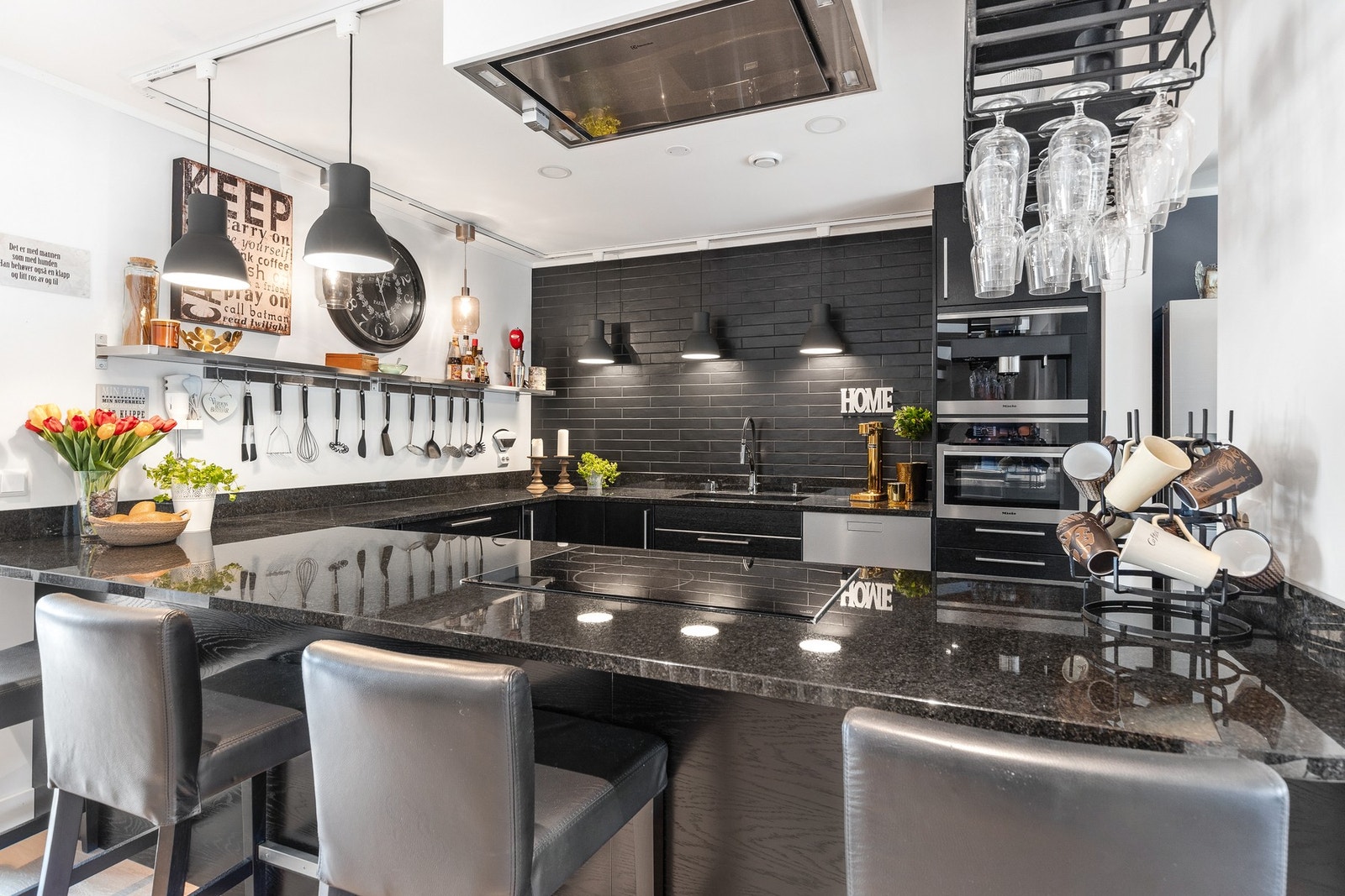 Kjøkkenet er påkostet med benkeplate av stein Galleribilde