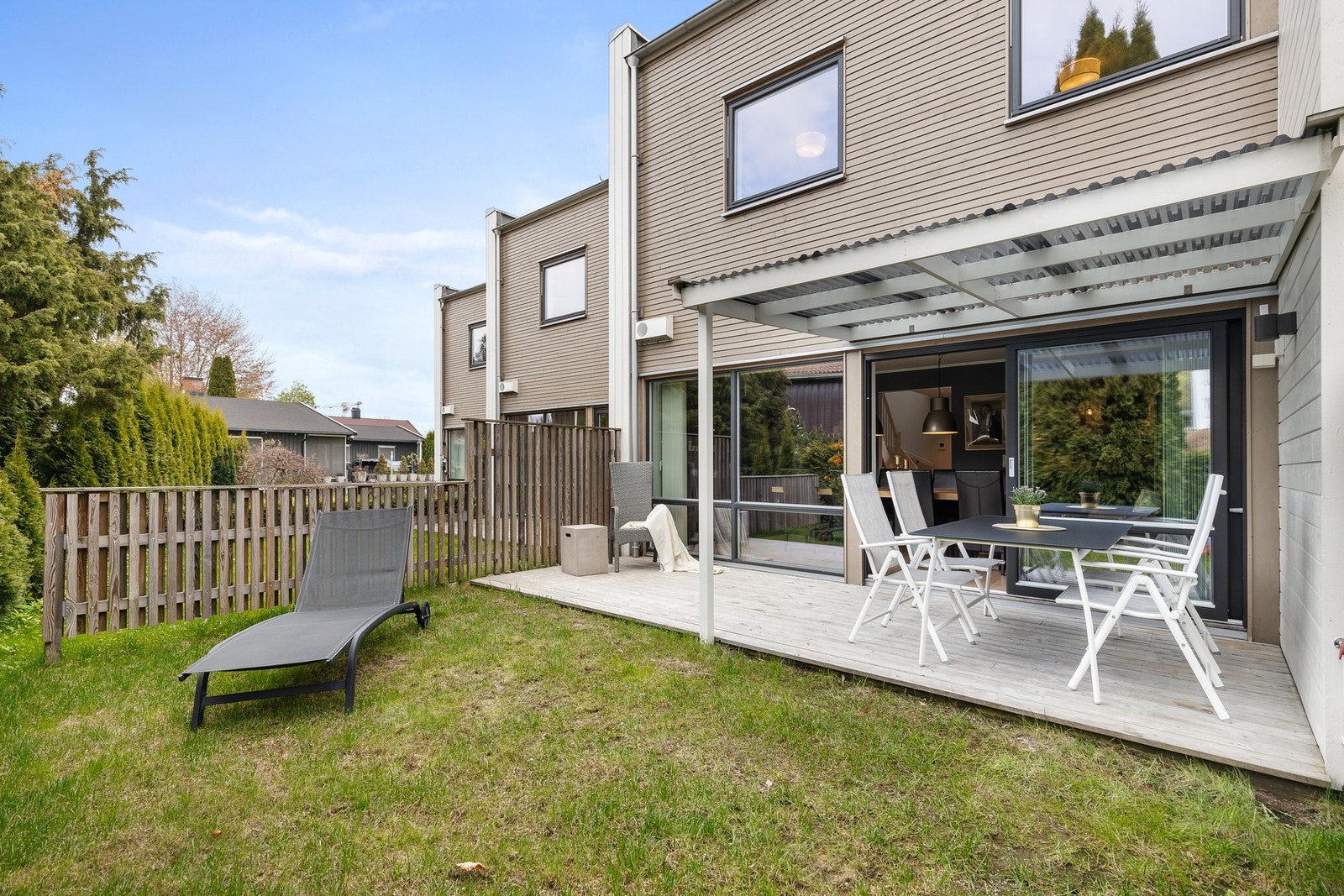 Innholdsrikt rekkehus sentralt beliggende med hage og totalt 4 uteplasser. Galleribilde