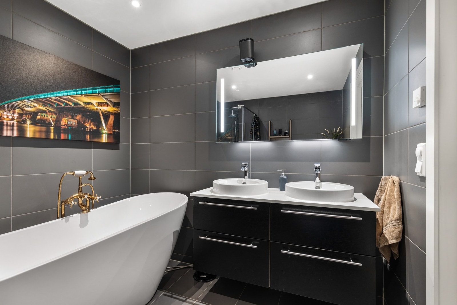 Dobbelvask med underskap og speil med LED lys Galleribilde