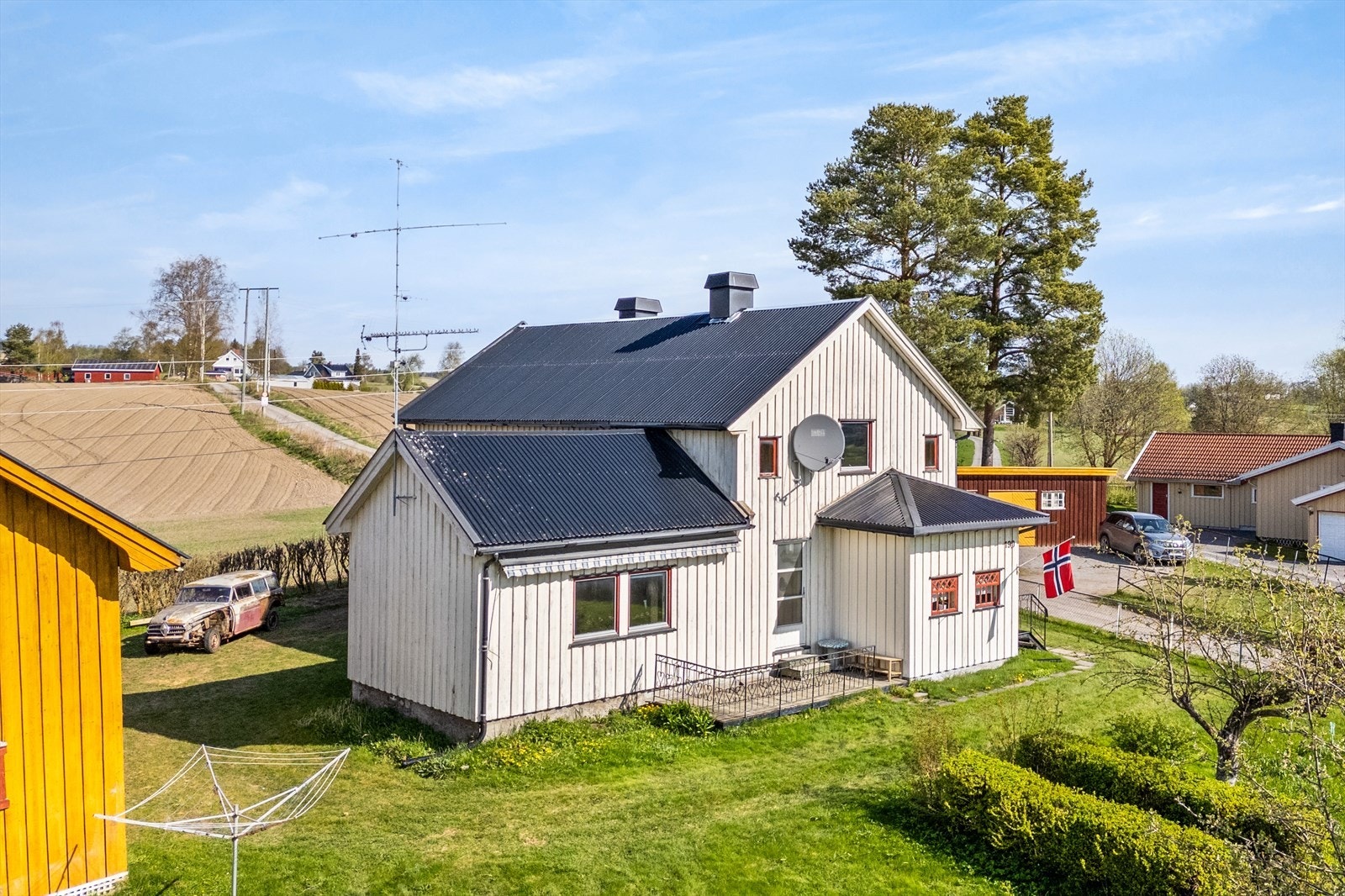 Tomt med plen og beplantning rundt boligen. Galleribilde
