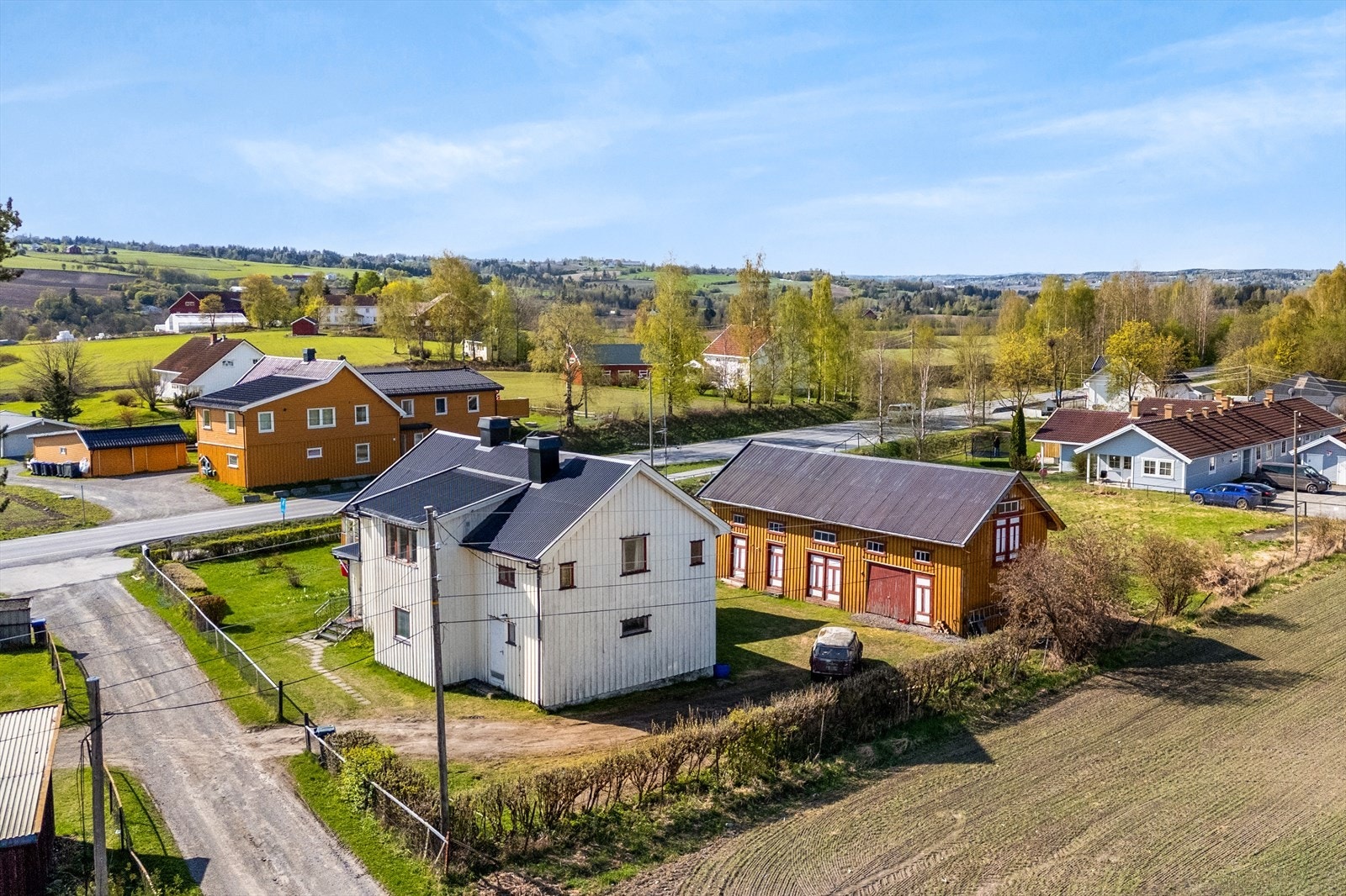 Boligbebyggelse og landbruk i området rundt. Galleribilde