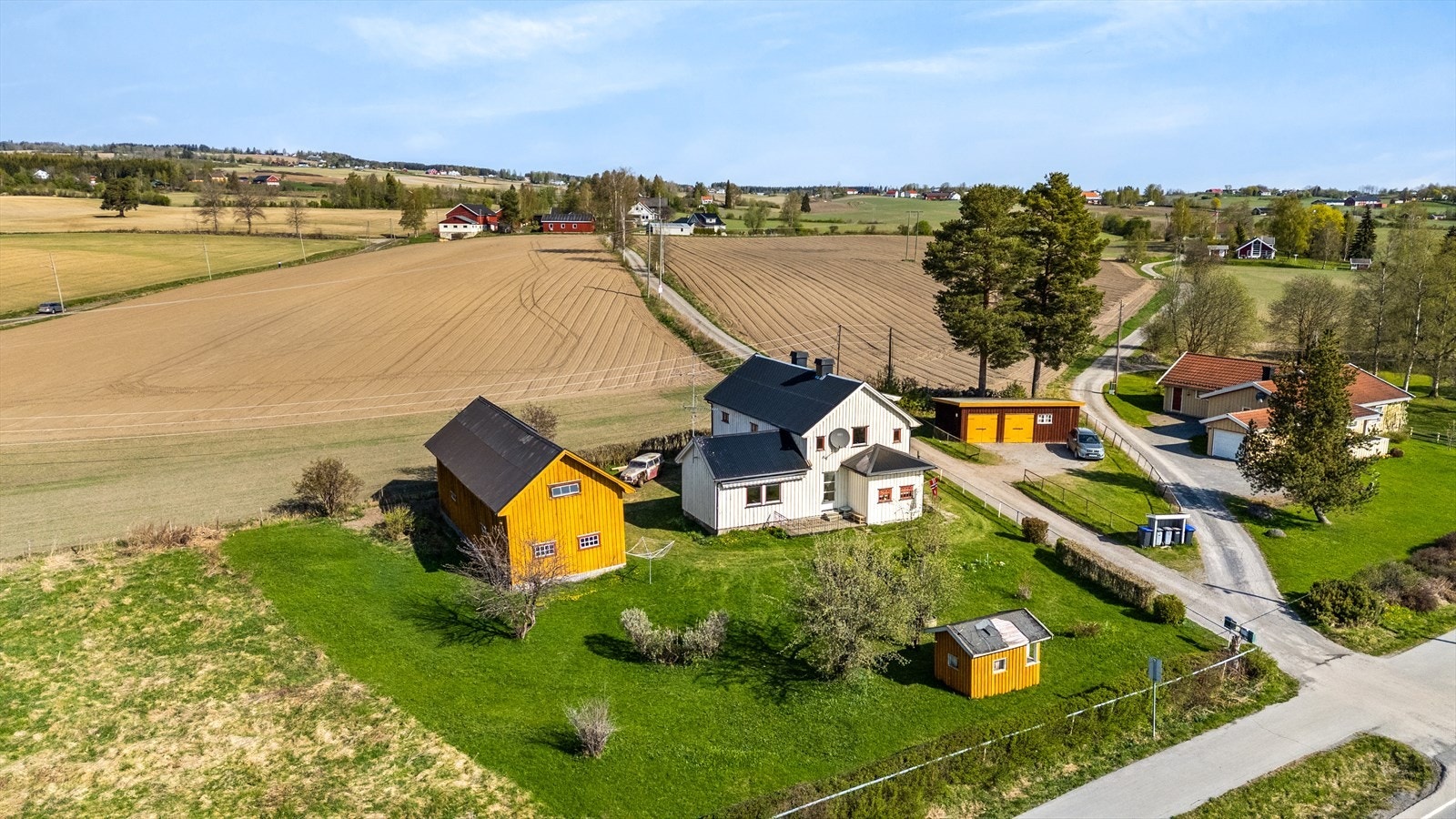 Hyggelig tun i landlige omgivelser. Galleribilde