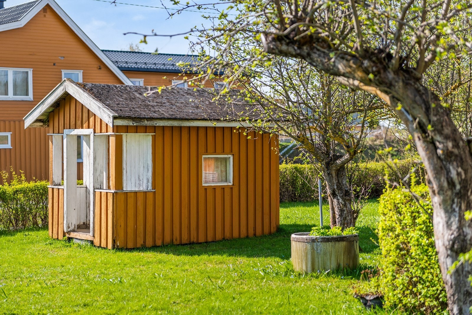 Lekestue på tomten. Galleribilde