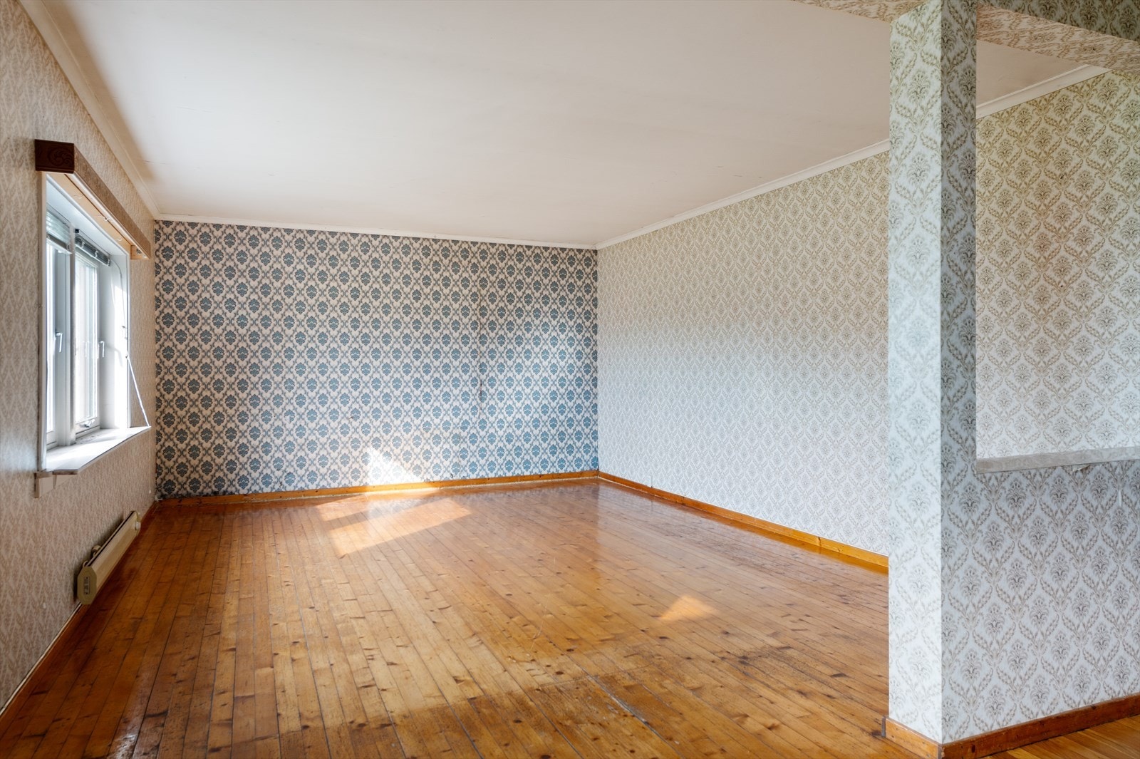 Stue med plass til hyggelig sofakrok. Galleribilde