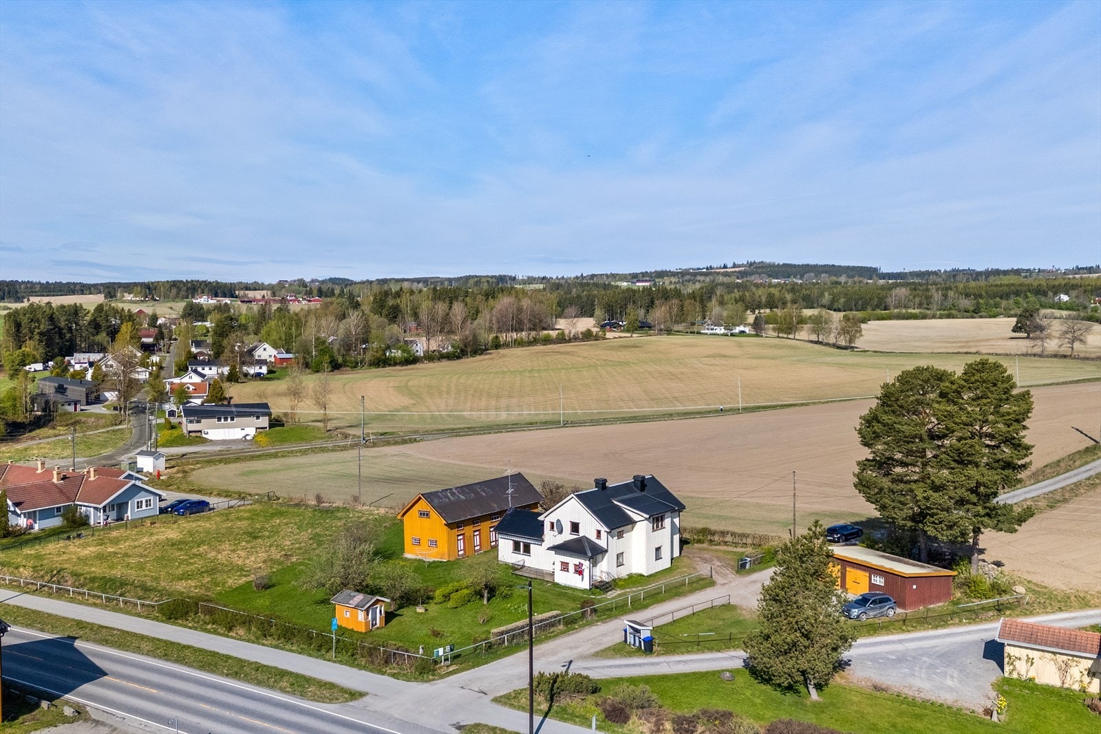 Stor tomt rundt boligen. Galleribilde
