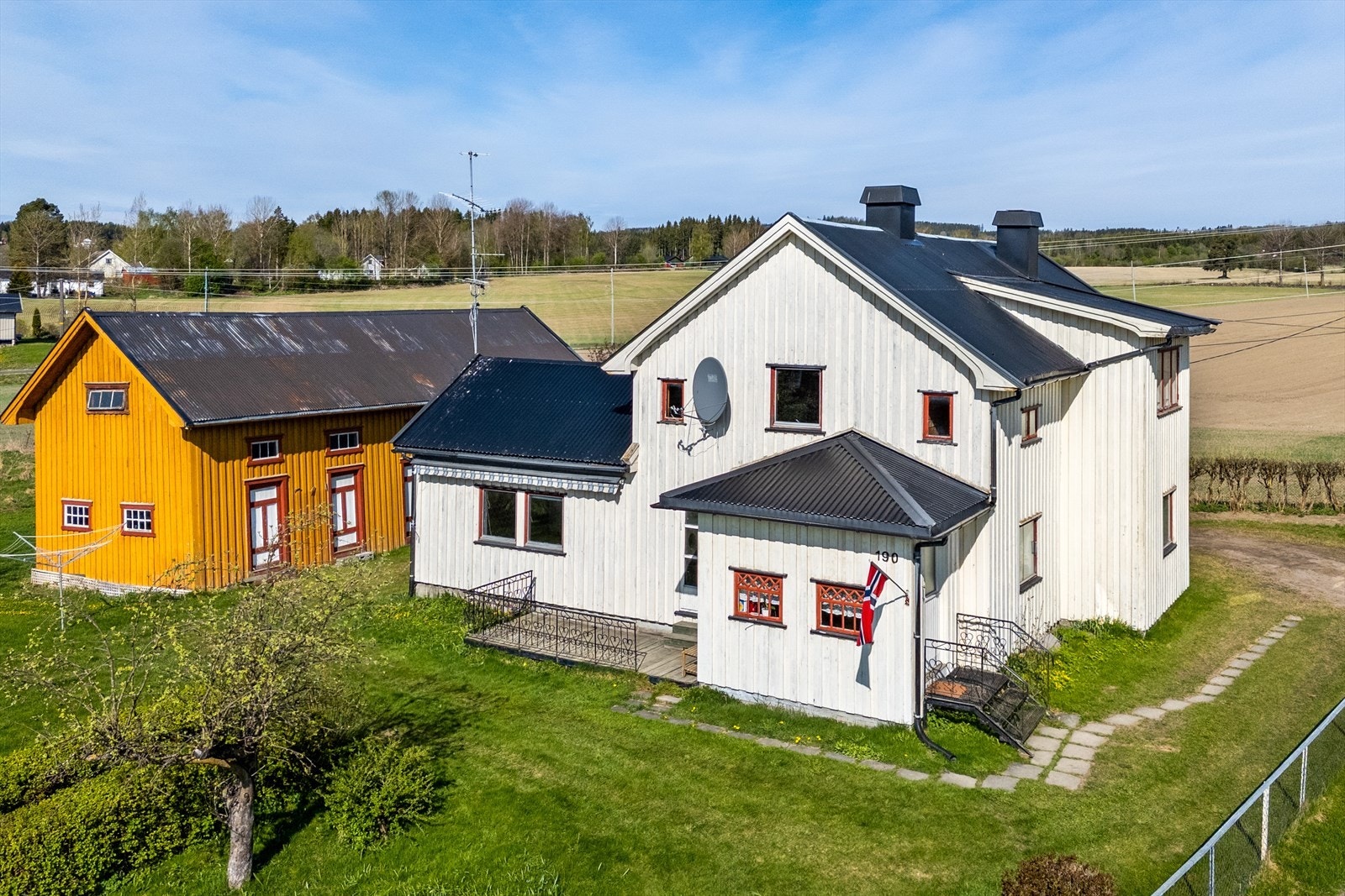 Terrasse utenfor stue hvor man kan nyte solrike dager. Galleribilde