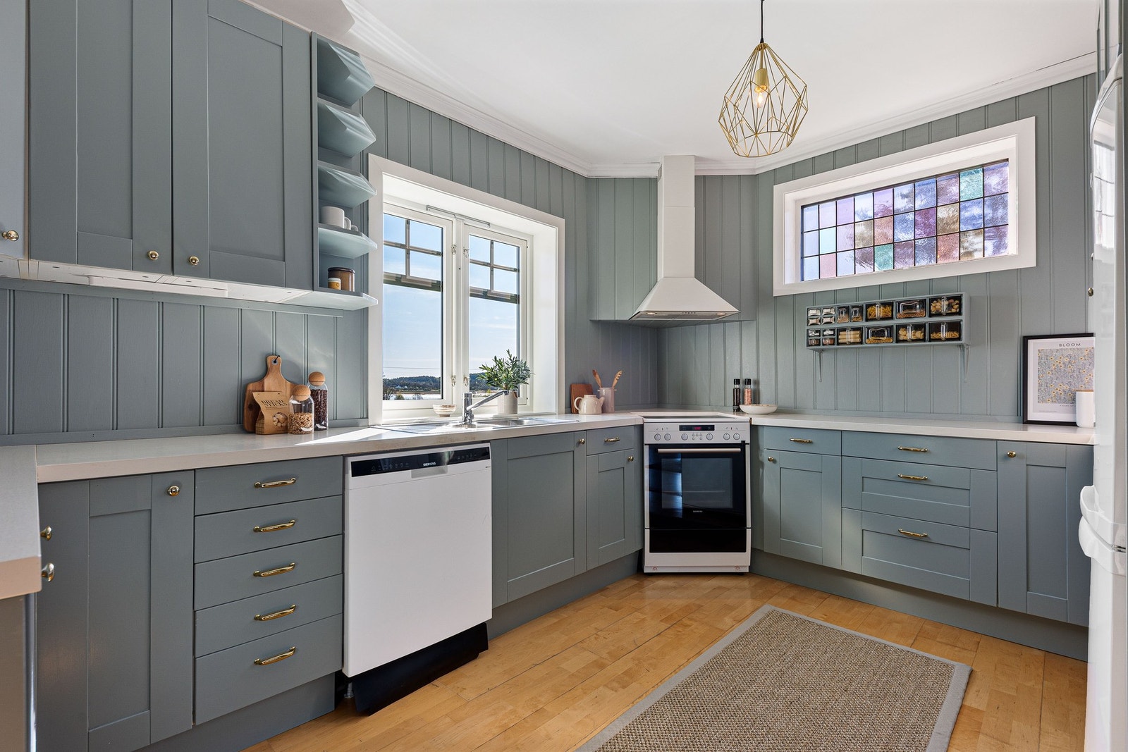 Kjøkkenet med profilerte fronter malt i fargen Soft Teal. Galleribilde