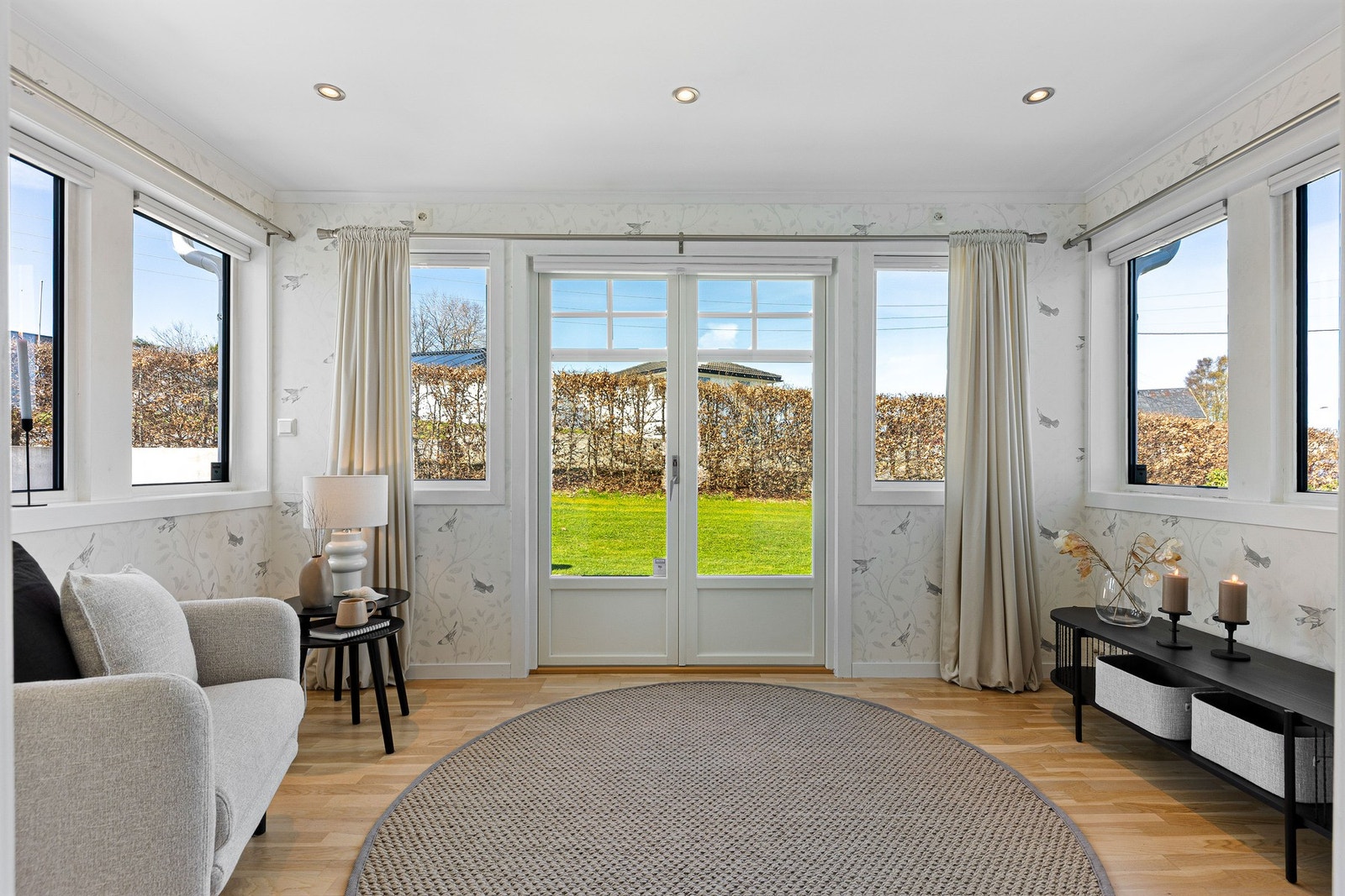 Doble dører ut til hage og flislagt platting på 50m2. Galleribilde