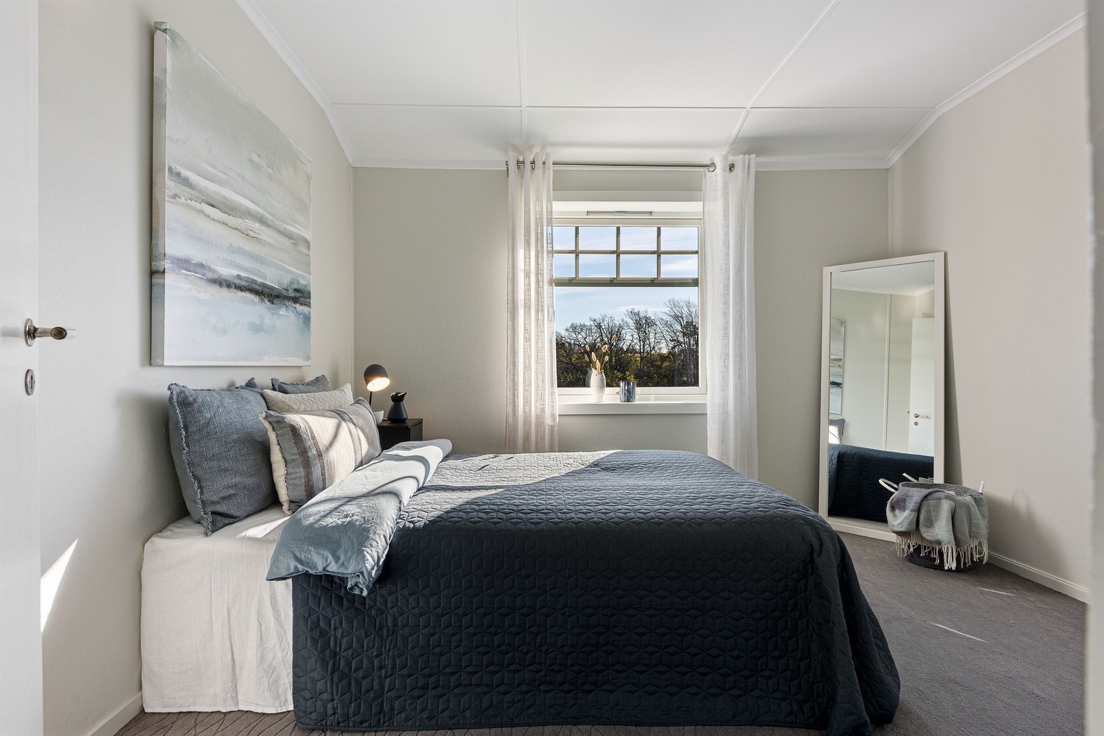 Lyst og luftig soverom. Galleribilde