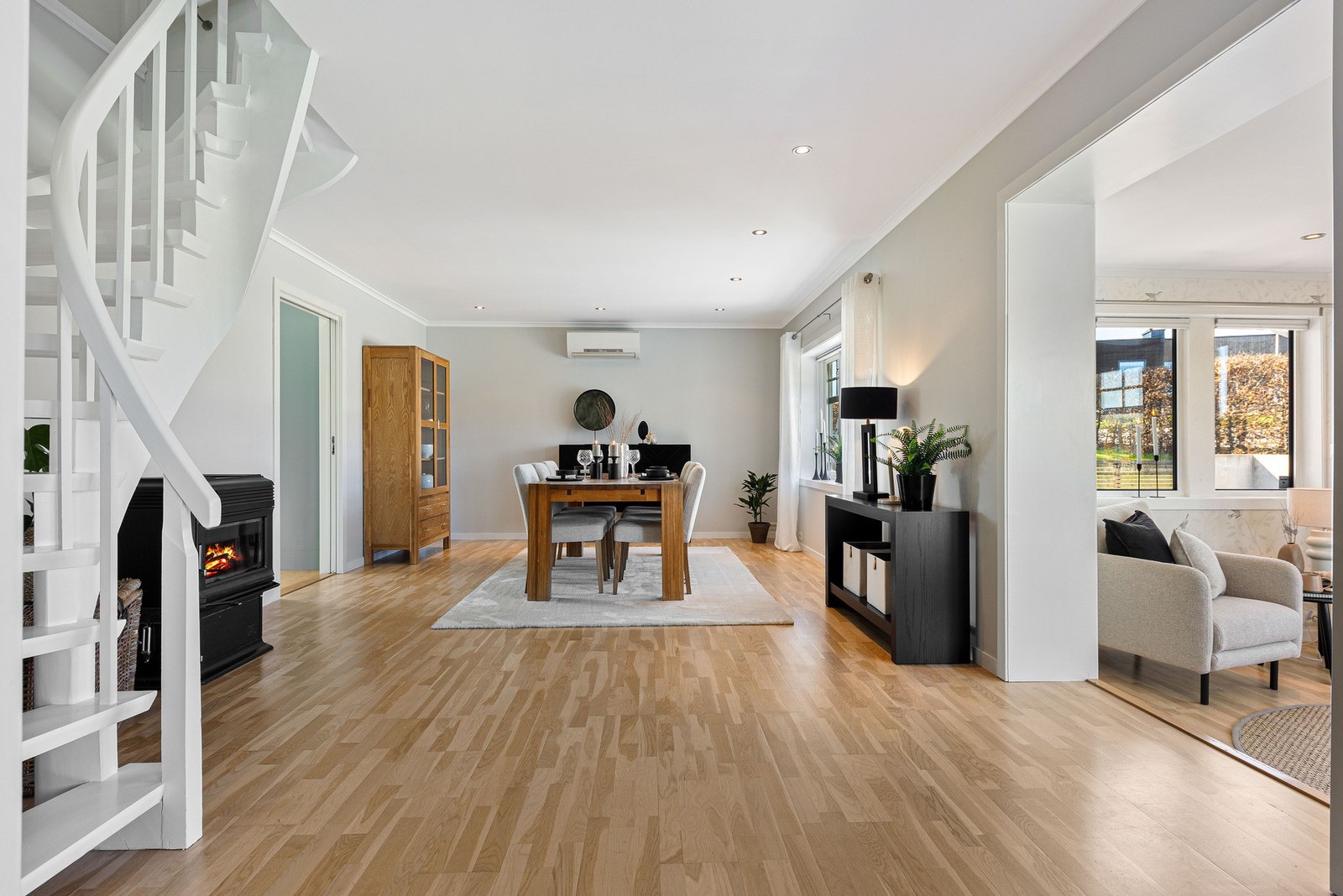 Romslig spisestue med plass til langbord. Galleribilde